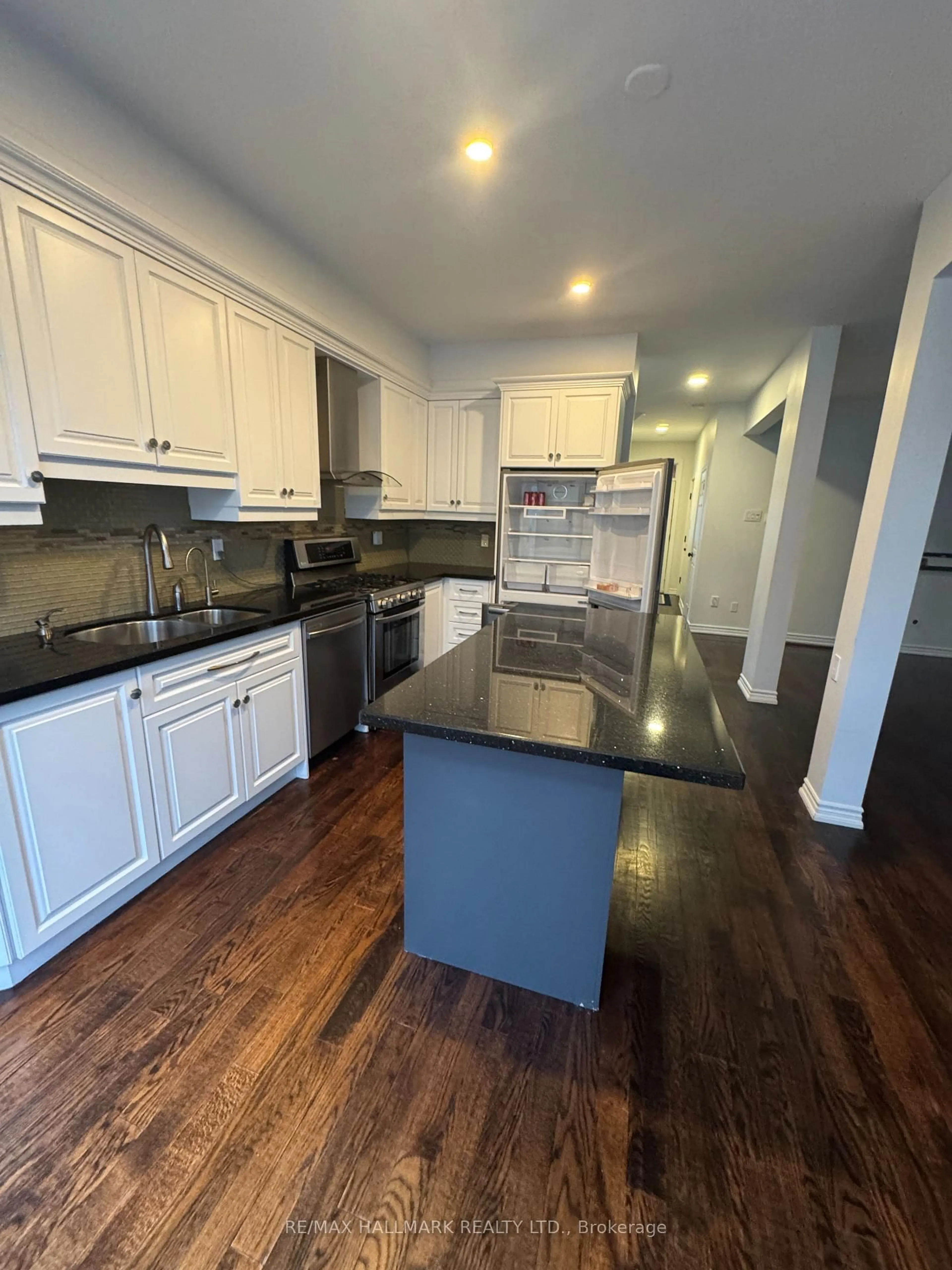 Open concept kitchen, wood/laminate floor for 34 Willow Tree St, Vaughan Ontario L6A 2S2