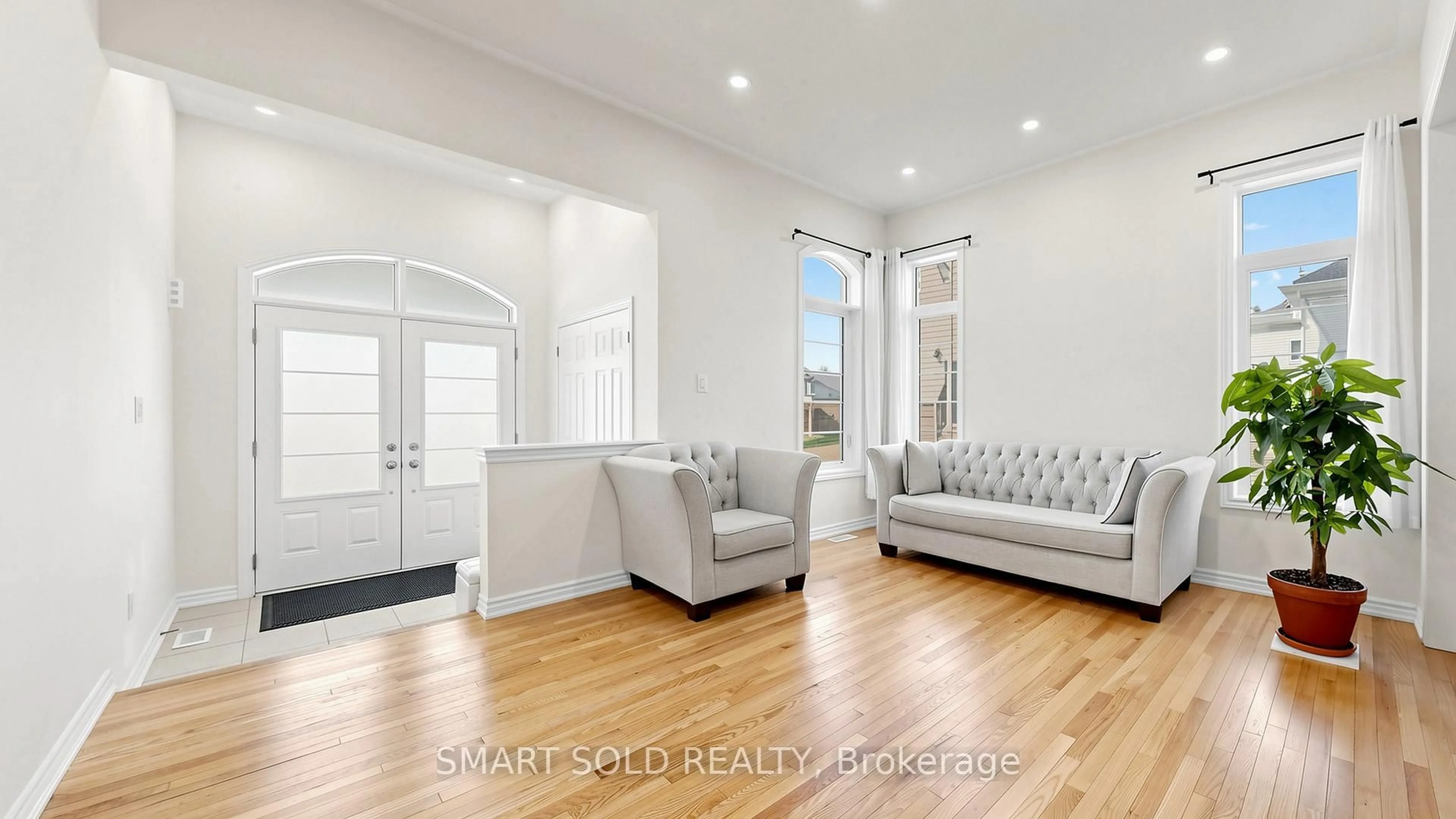 Living room with furniture, unknown for 8 Slater Crt, East Gwillimbury Ontario L9N 0P8