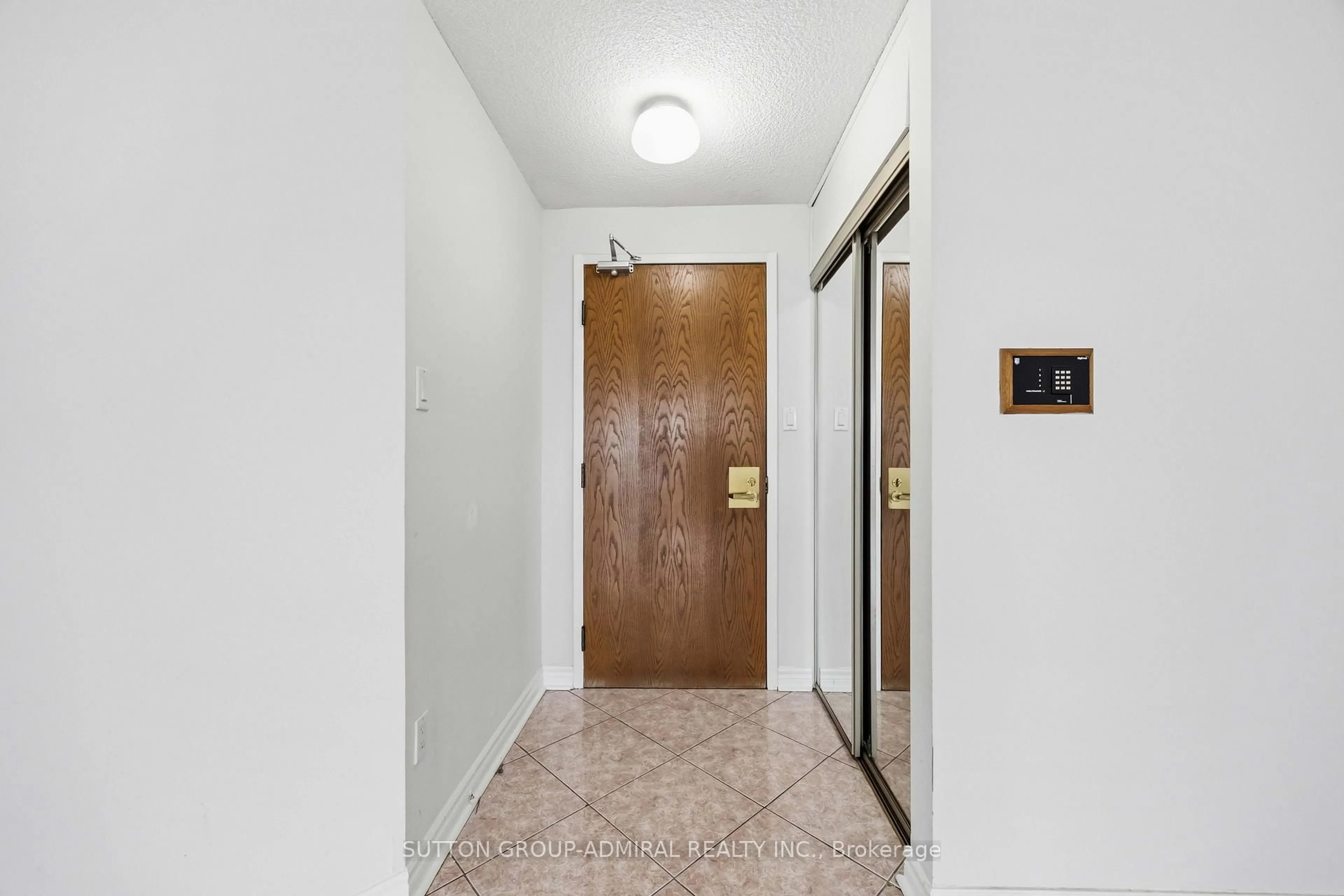 Indoor foyer for 343 Clark Ave #506, Vaughan Ontario L4J 7K5