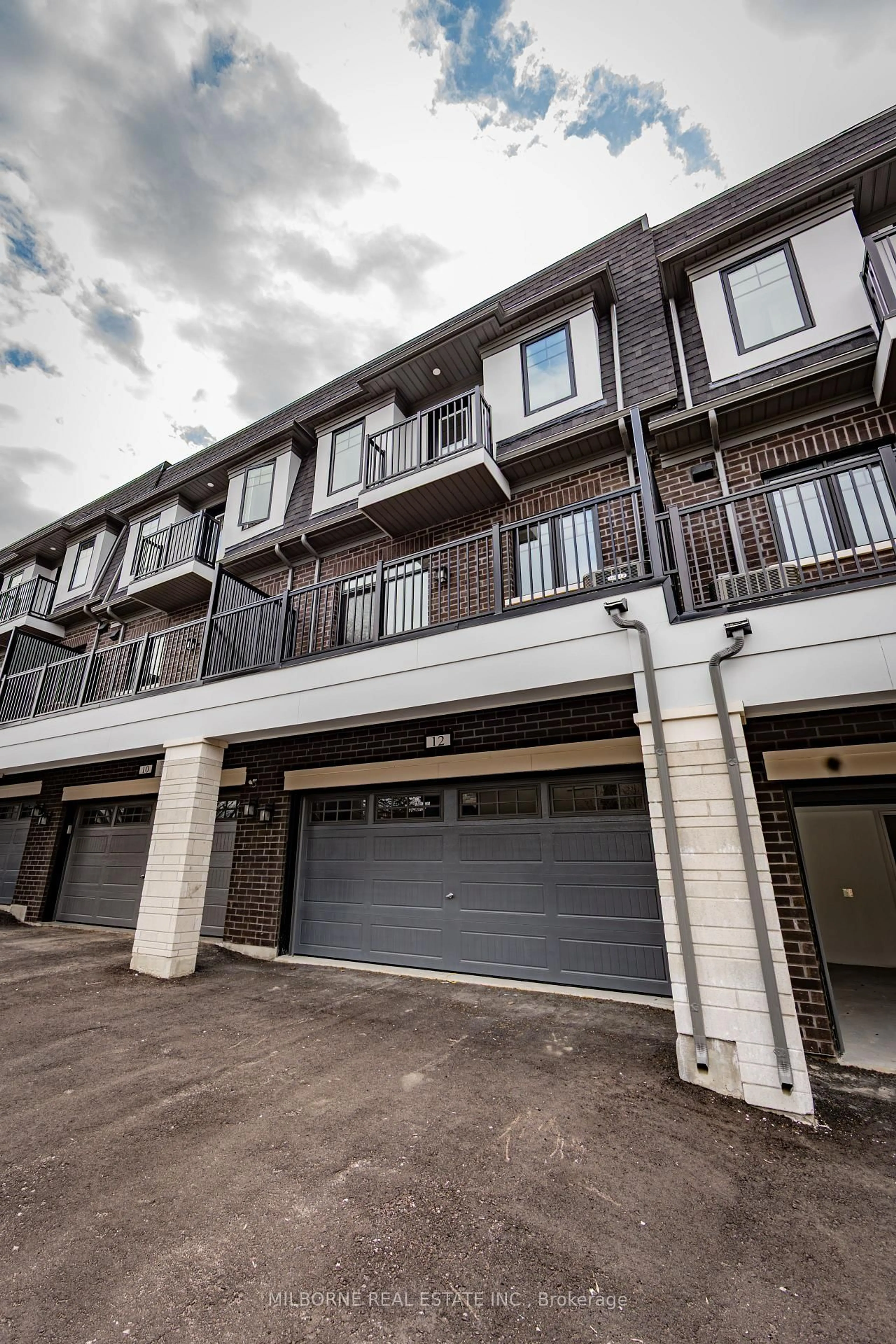 Indoor garage for 12 Fred Beaton Pl, King Ontario L7B 1G2