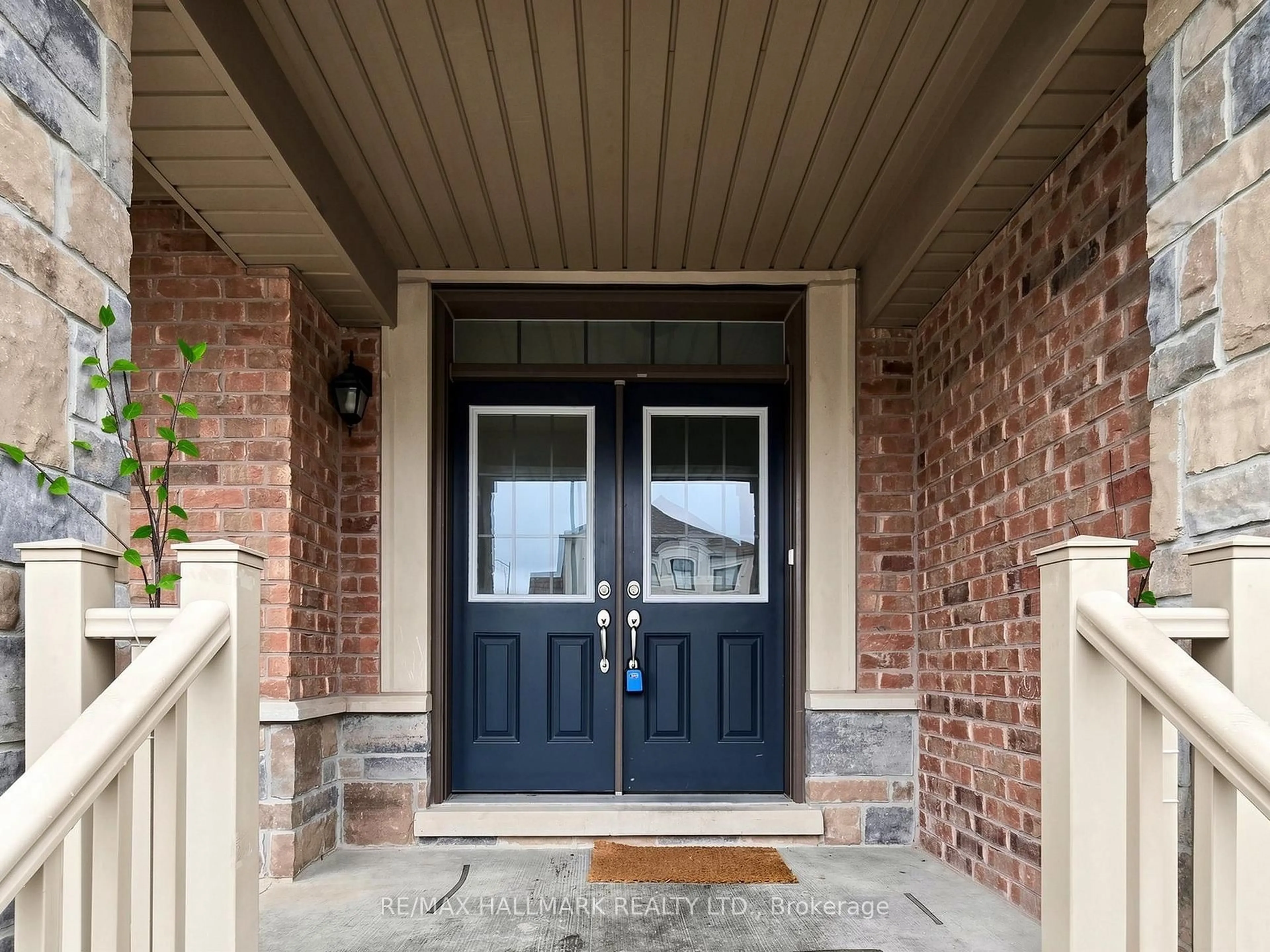 Indoor entryway for 25 Beebalm Lane, East Gwillimbury Ontario L9N 0T4