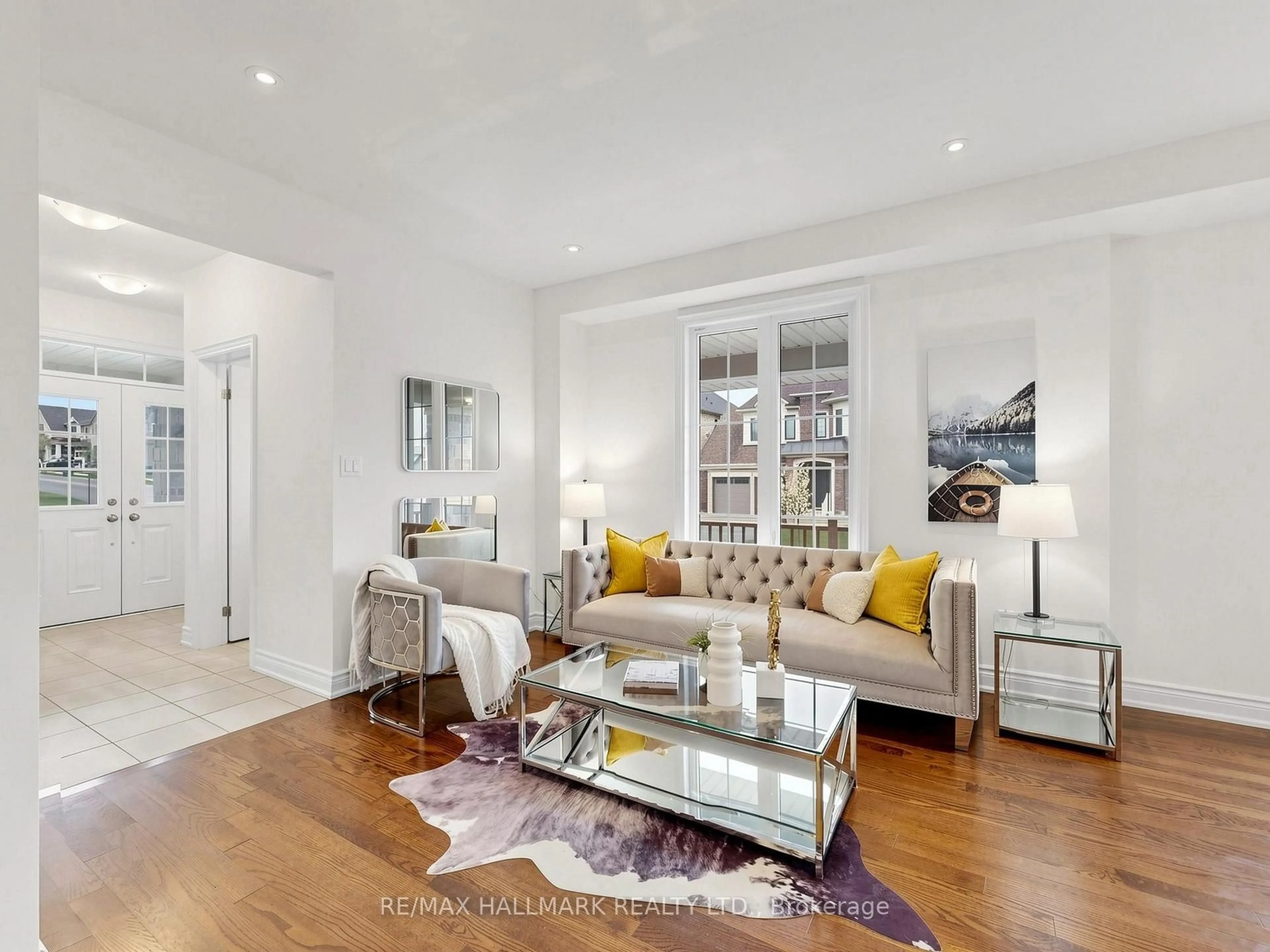 Living room with furniture, unknown for 25 Beebalm Lane, East Gwillimbury Ontario L9N 0T4