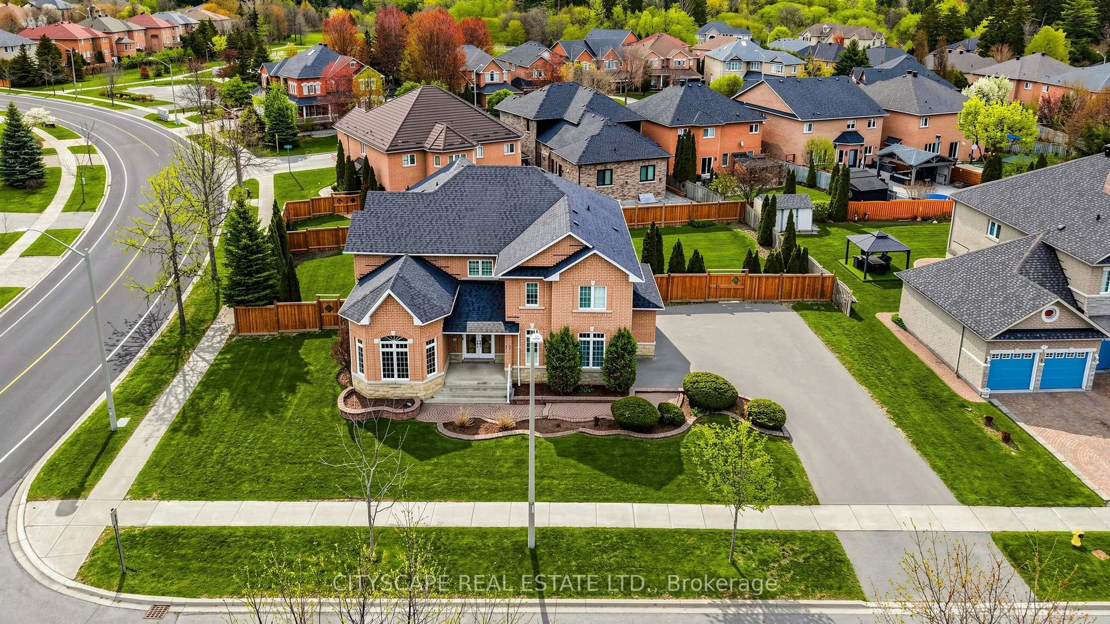 A pic from outside/outdoor area/front of a property/back of a property/a pic from drone, street for 5 Lemsford Dr, Markham Ontario L3S 3V1