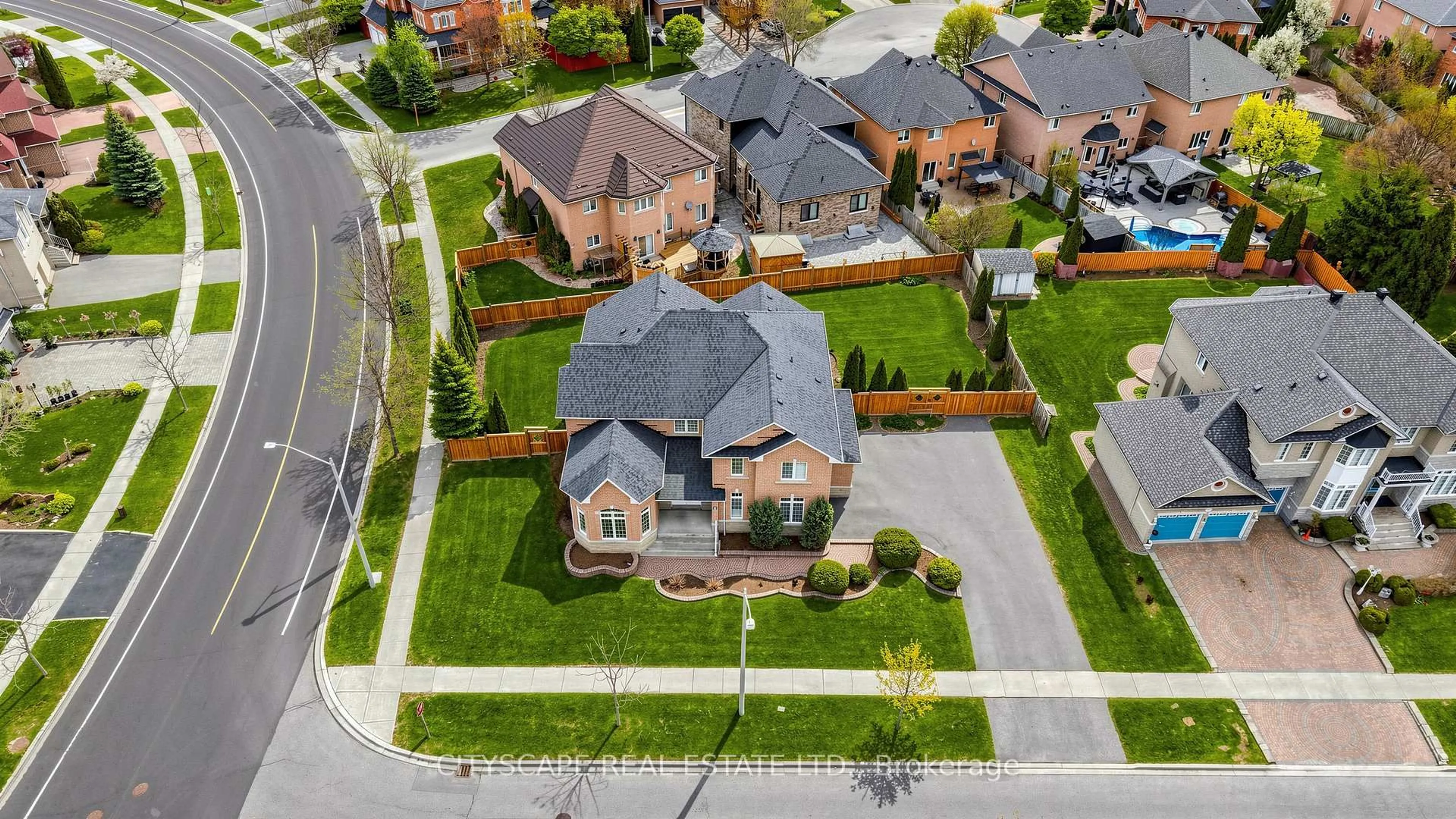 A pic from outside/outdoor area/front of a property/back of a property/a pic from drone, street for 5 Lemsford Dr, Markham Ontario L3S 3V1