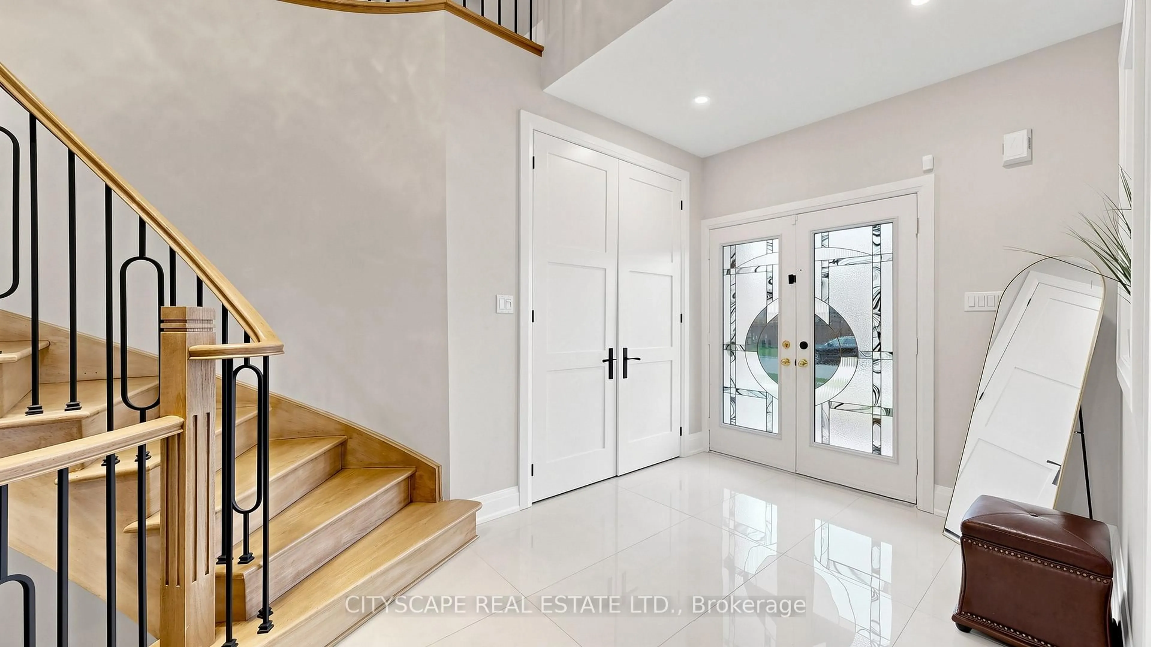 Indoor foyer for 5 Lemsford Dr, Markham Ontario L3S 3V1