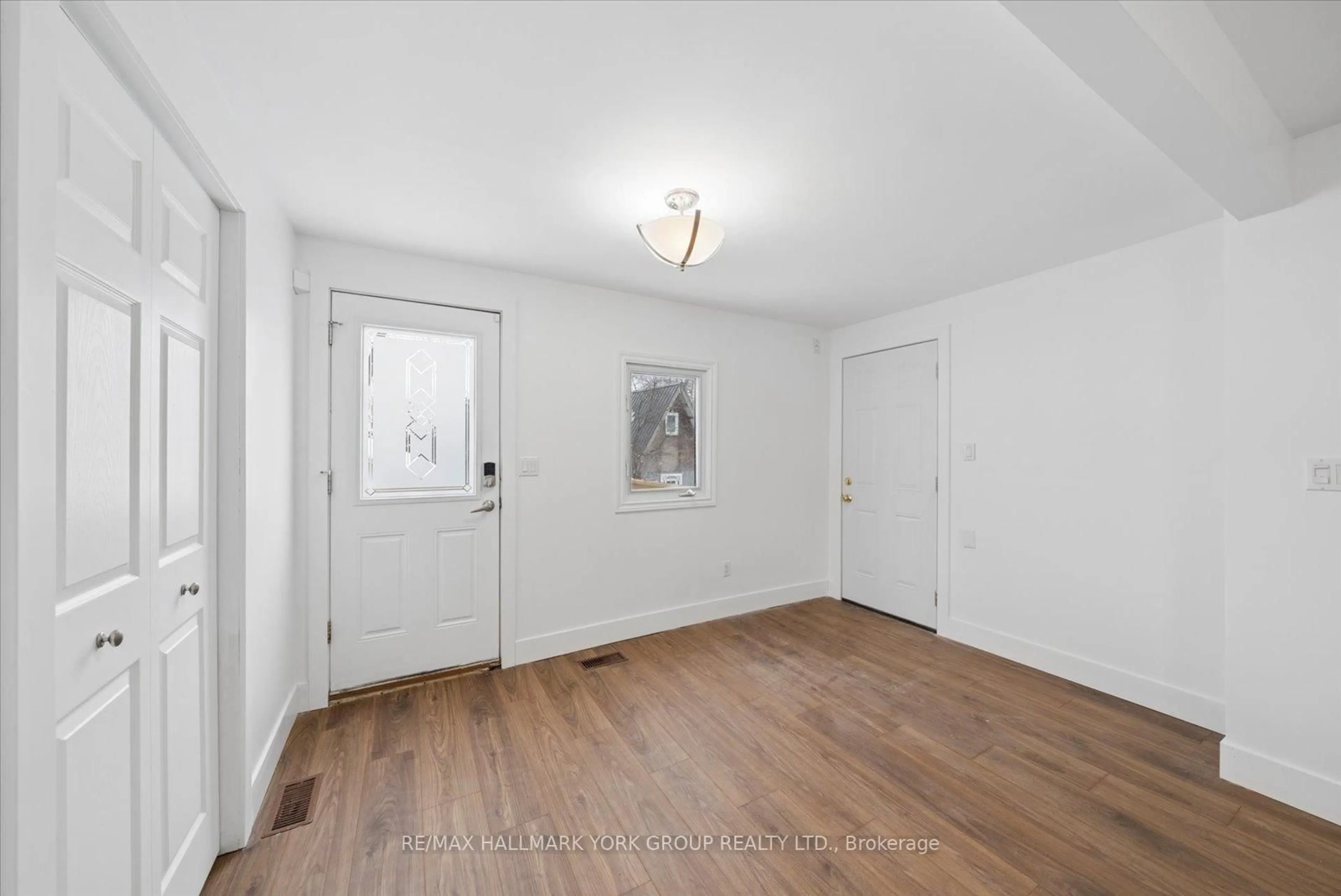 Indoor entryway for 27008 Kennedy Rd, Georgina Ontario L0E 1S0