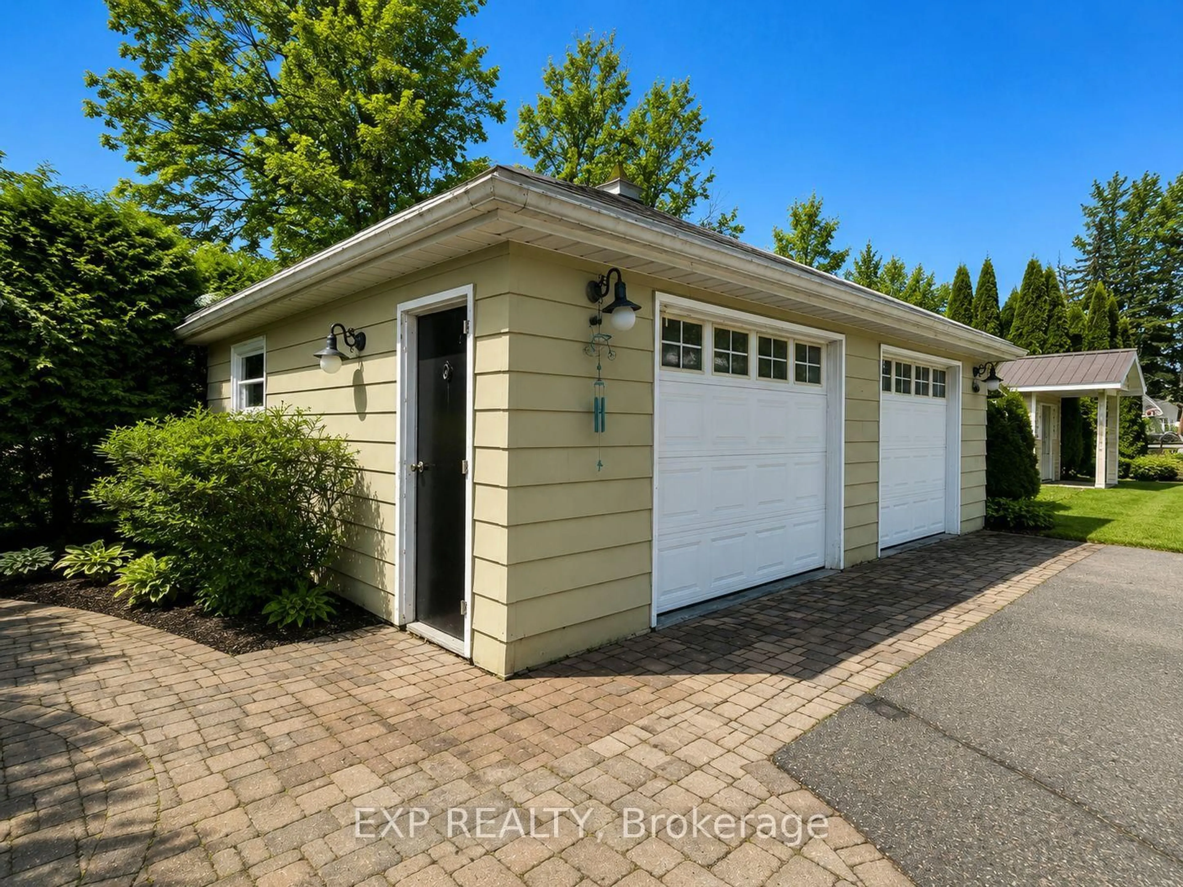 Indoor garage for 561 Duclos Point Rd, Georgina Ontario L0E 1N0