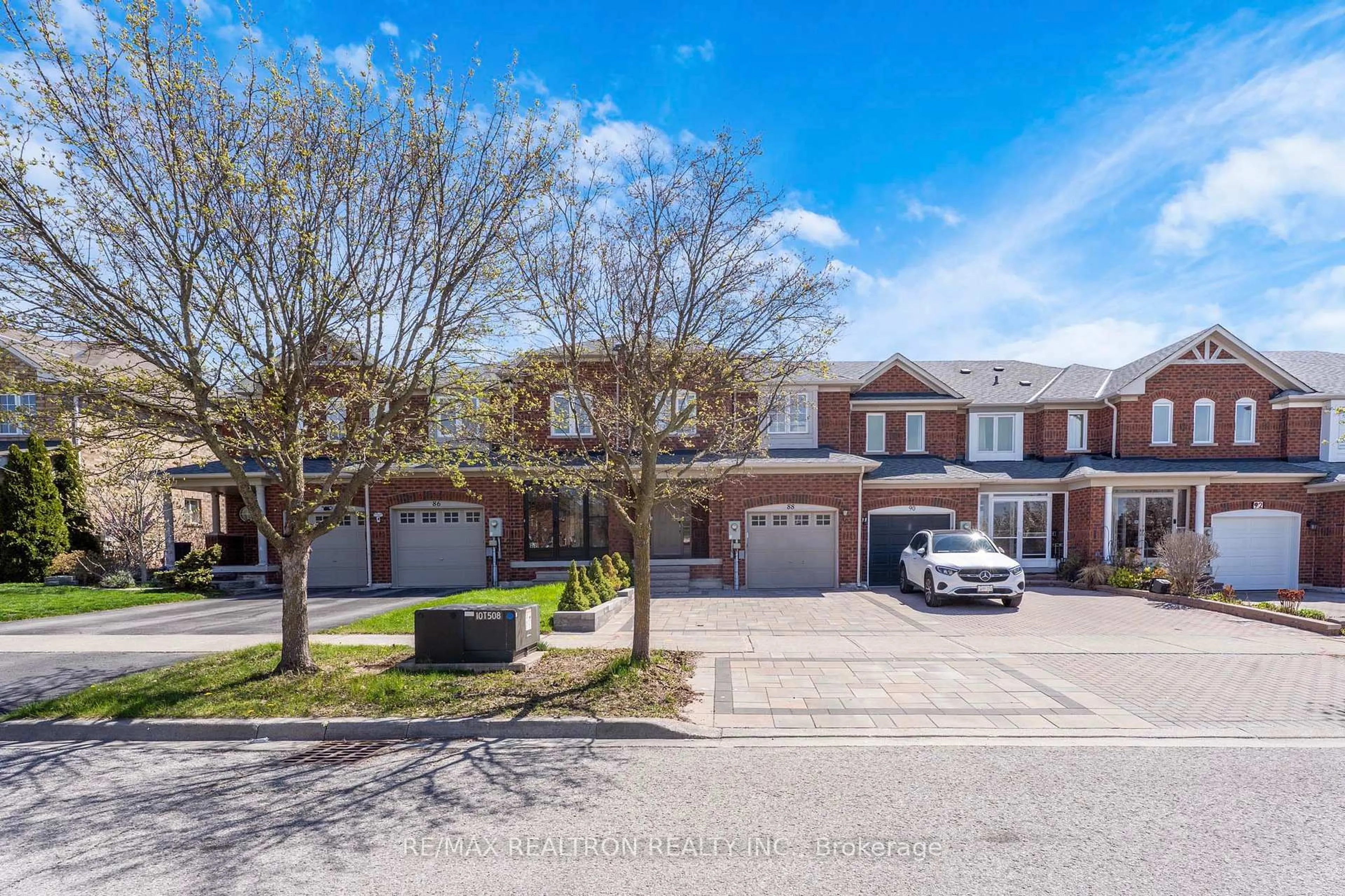 A pic from outside/outdoor area/front of a property/back of a property/a pic from drone, street for 88 Matteo David Dr, Richmond Hill Ontario L4S 2S9