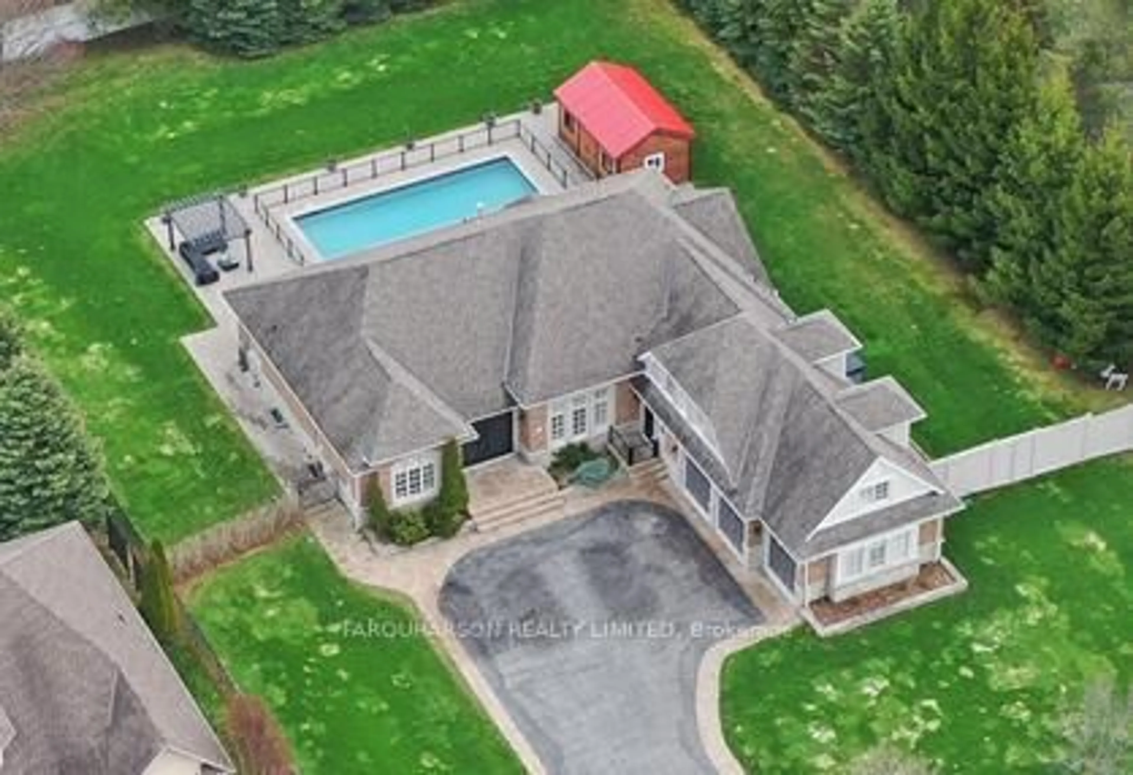 A pic from outside/outdoor area/front of a property/back of a property/a pic from drone, unknown for 21 Country Club Cres, Uxbridge Ontario L9P 0B8