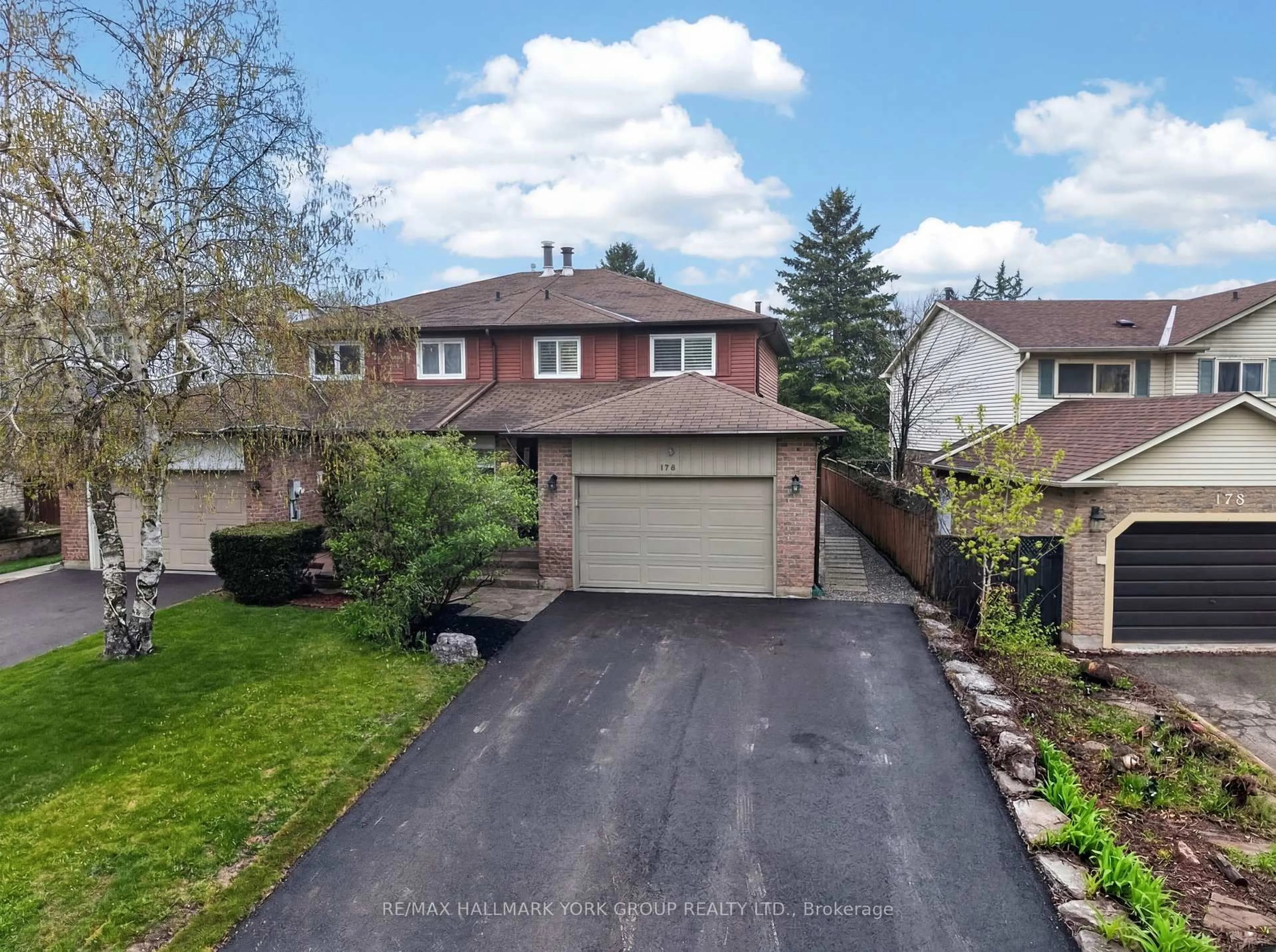 A pic from outside/outdoor area/front of a property/back of a property/a pic from drone, street for 176 Spruce St, Aurora Ontario L4G 3P3