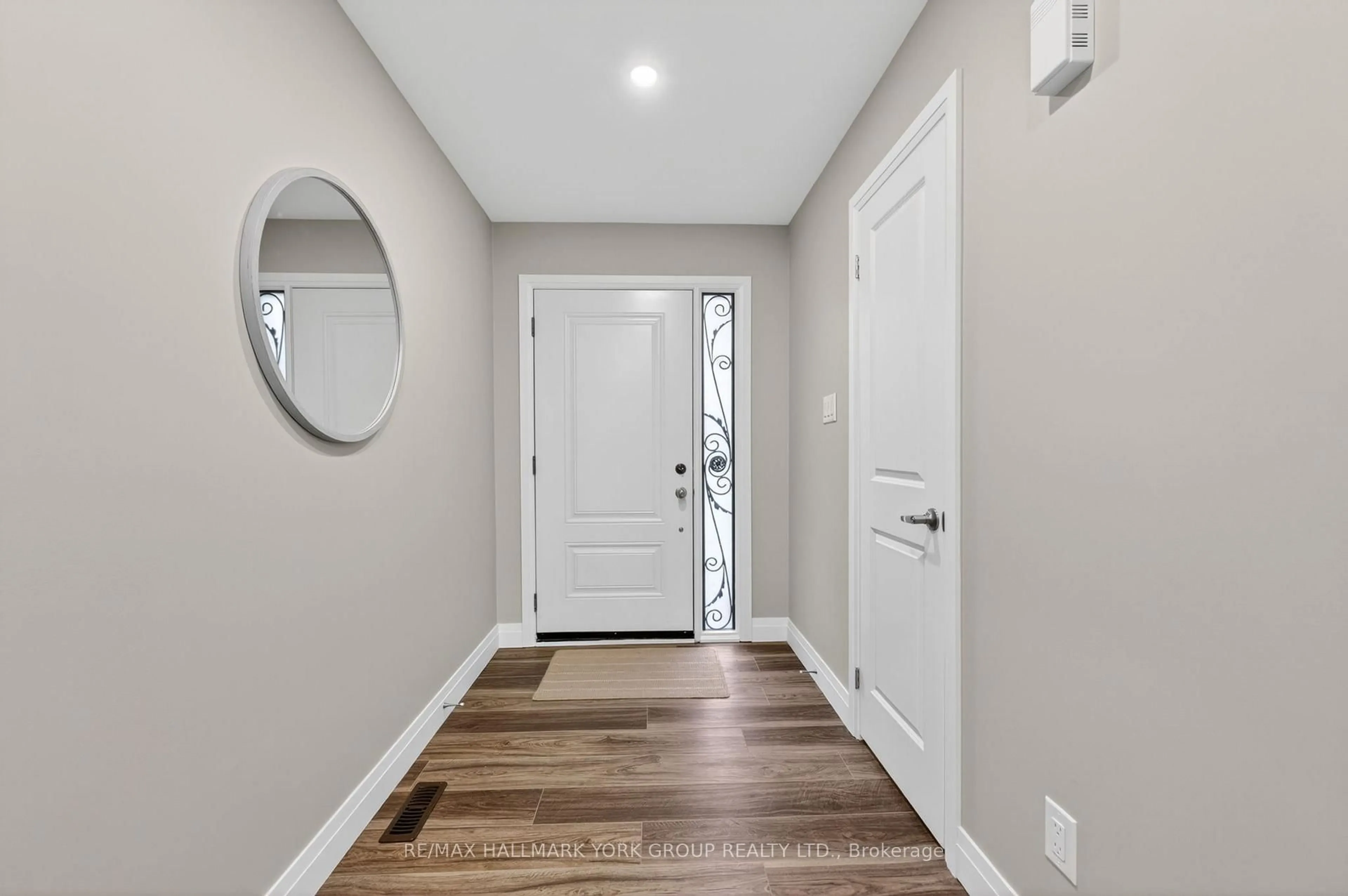 Indoor entryway for 176 Spruce St, Aurora Ontario L4G 3P3