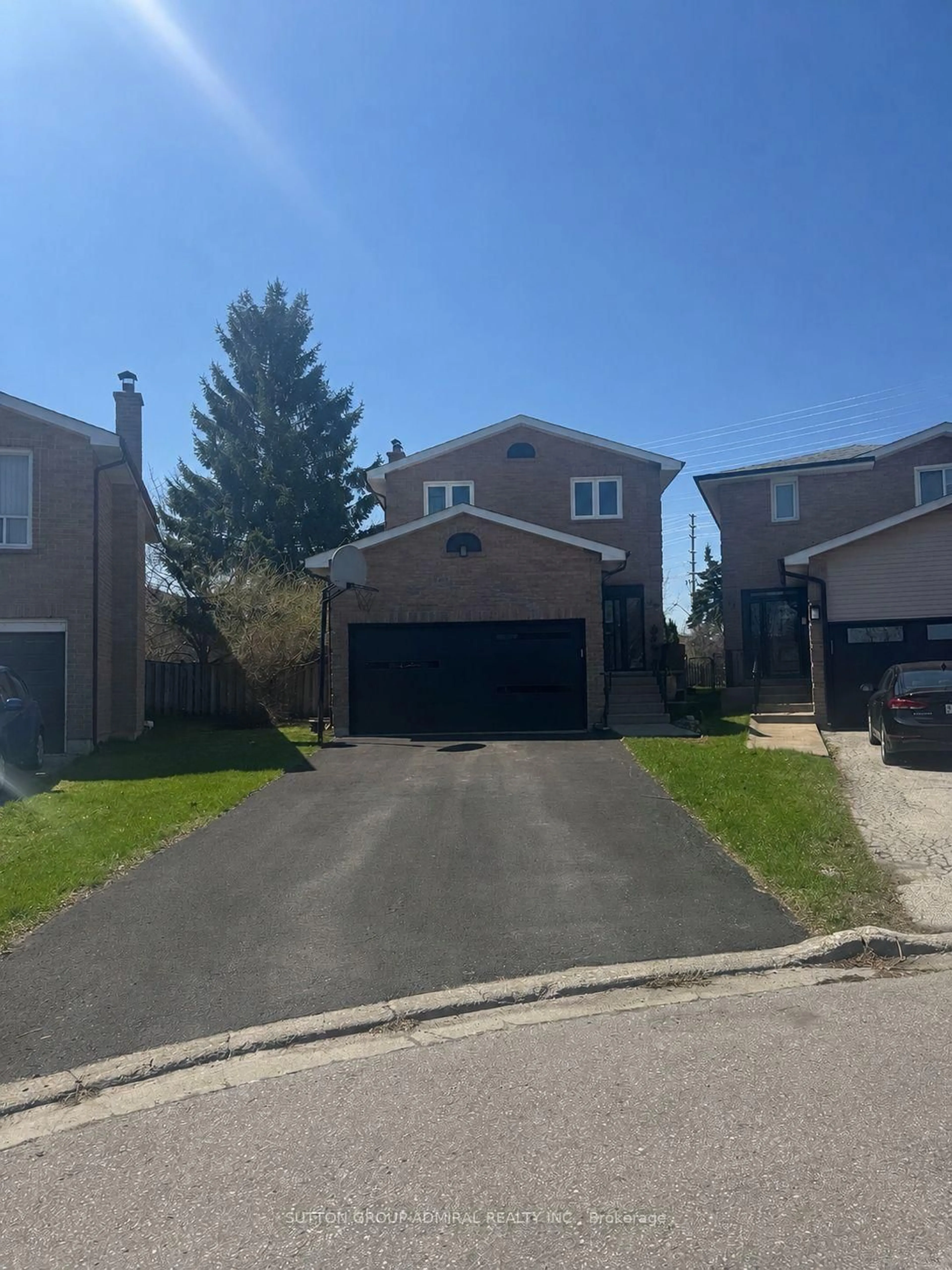 A pic from outside/outdoor area/front of a property/back of a property/a pic from drone, street for 15 Miles Crt, Richmond Hill Ontario L4C 5P7