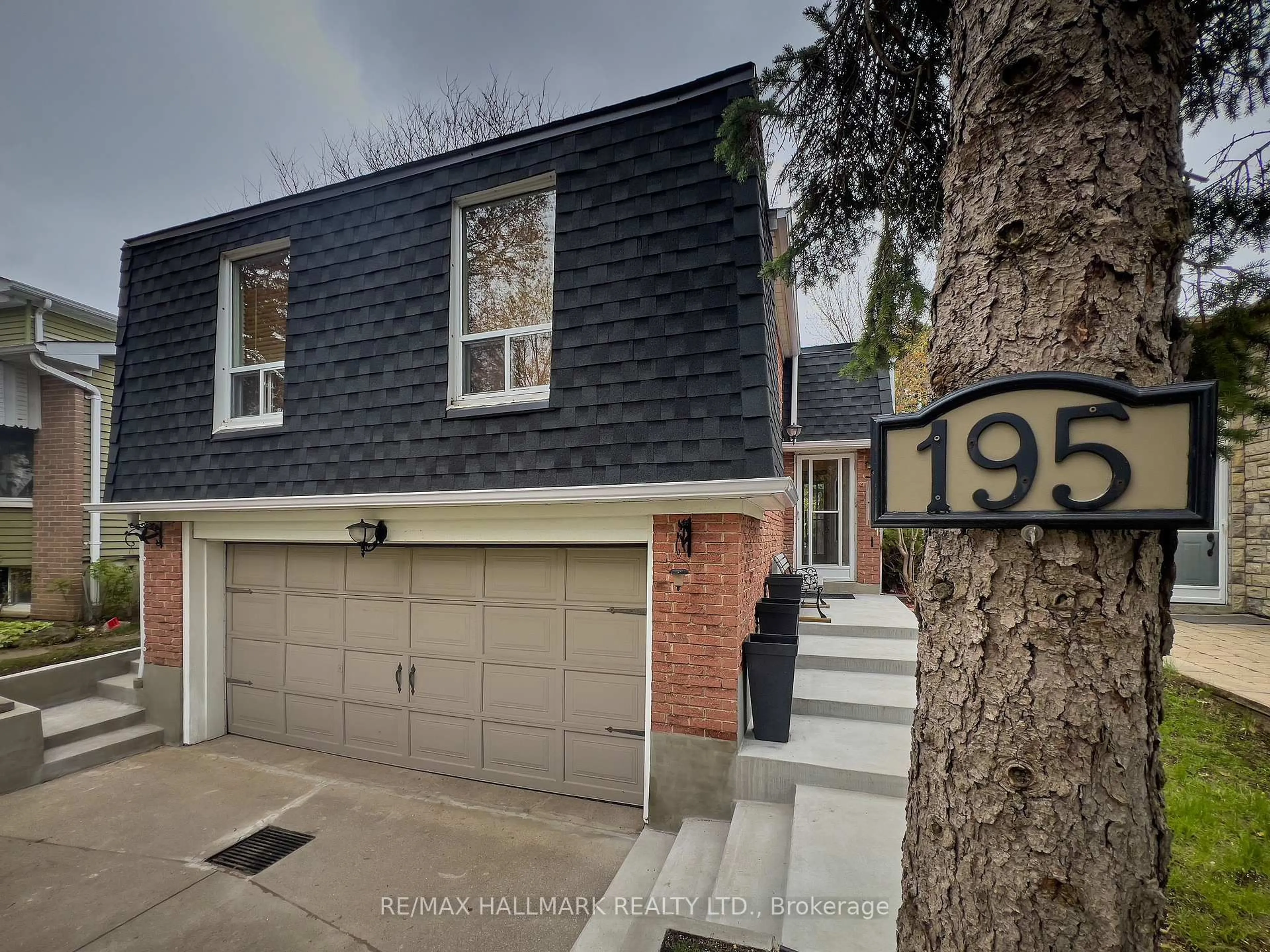 Home with brick exterior material, street for 195 Avenue Rd, Richmond Hill Ontario L4C 4Z7