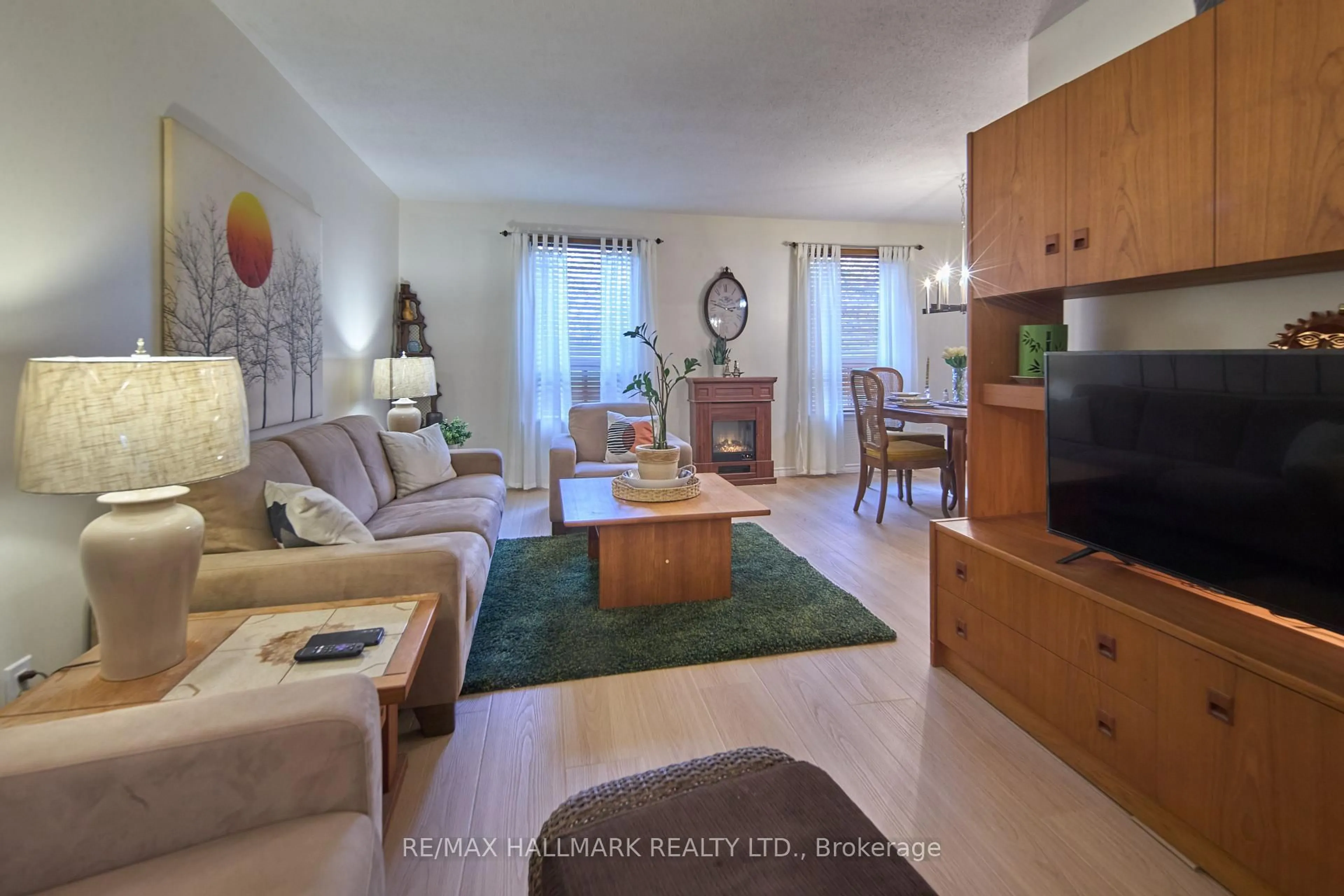 Living room with furniture, unknown for 195 Avenue Rd, Richmond Hill Ontario L4C 4Z7