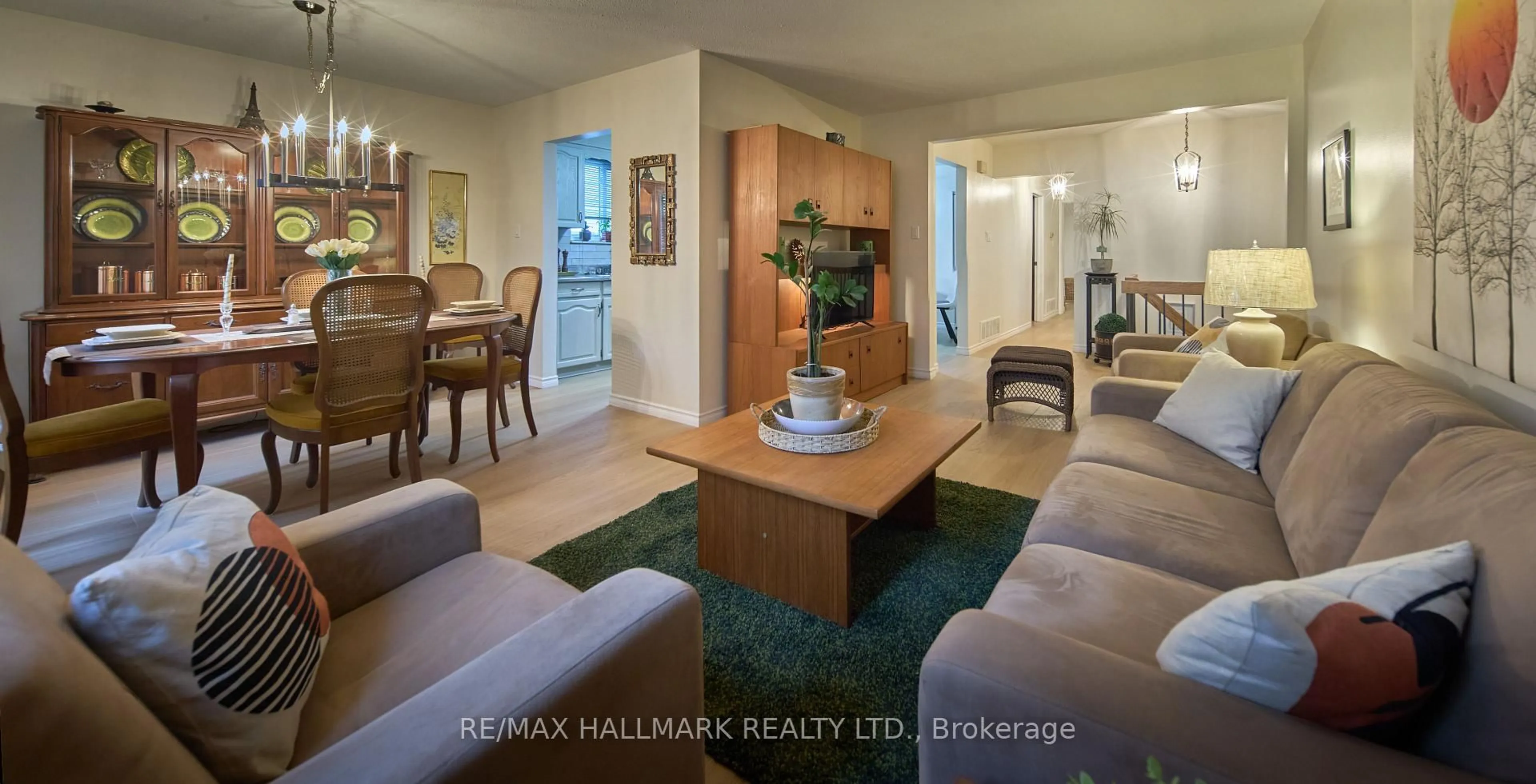 Living room with furniture, unknown for 195 Avenue Rd, Richmond Hill Ontario L4C 4Z7