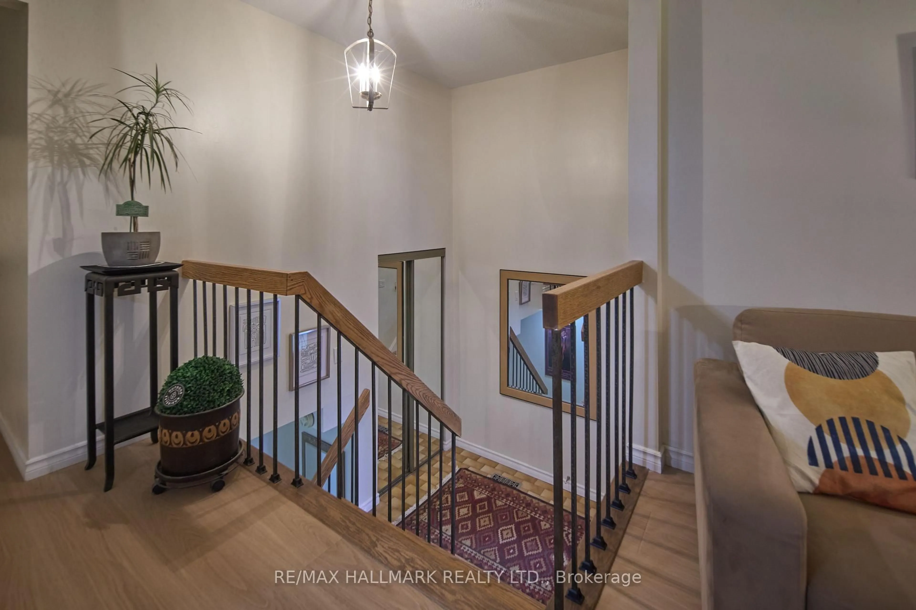 Indoor foyer for 195 Avenue Rd, Richmond Hill Ontario L4C 4Z7