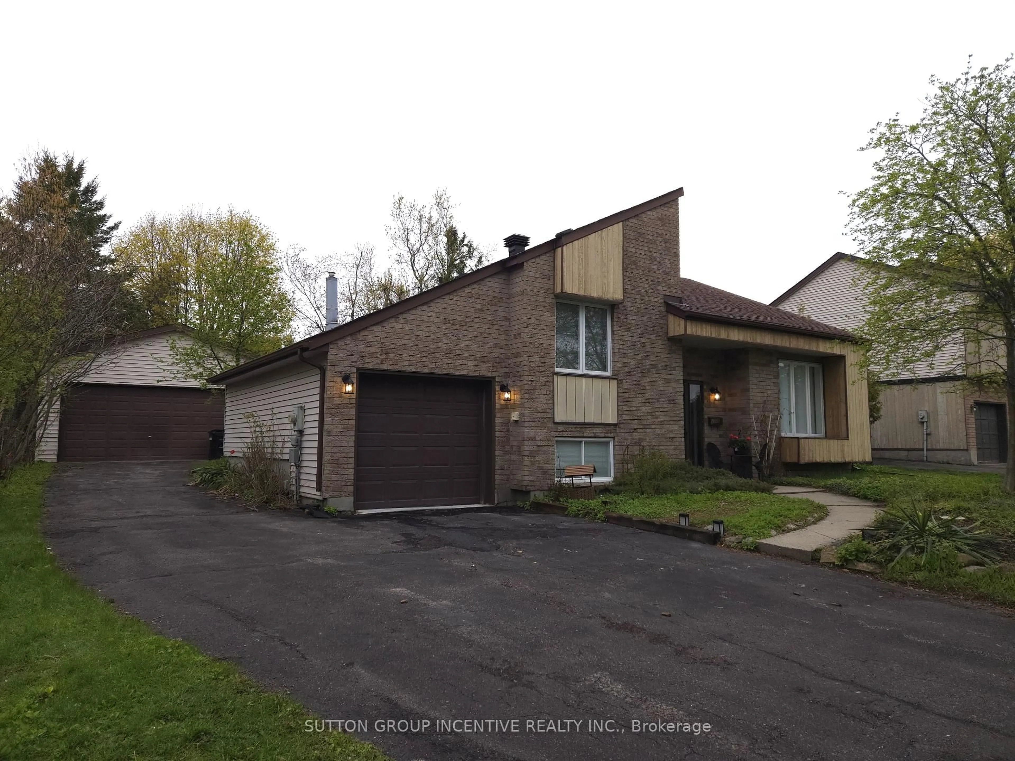 A pic from outside/outdoor area/front of a property/back of a property/a pic from drone, street for 2276 Scythes St, Innisfil Ontario L9S 1G8