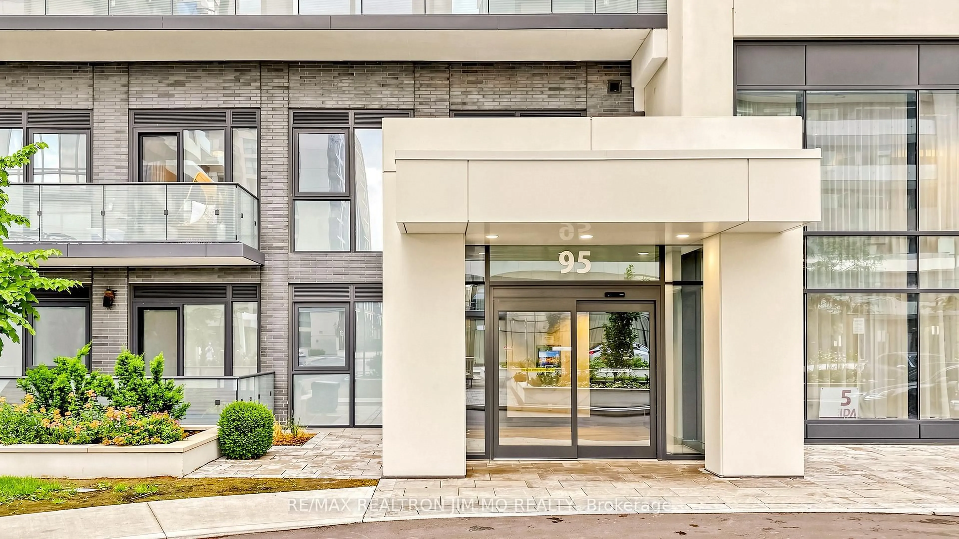 Indoor foyer for 95 Oneida Cres #2304, Richmond Hill Ontario L4B 0H5