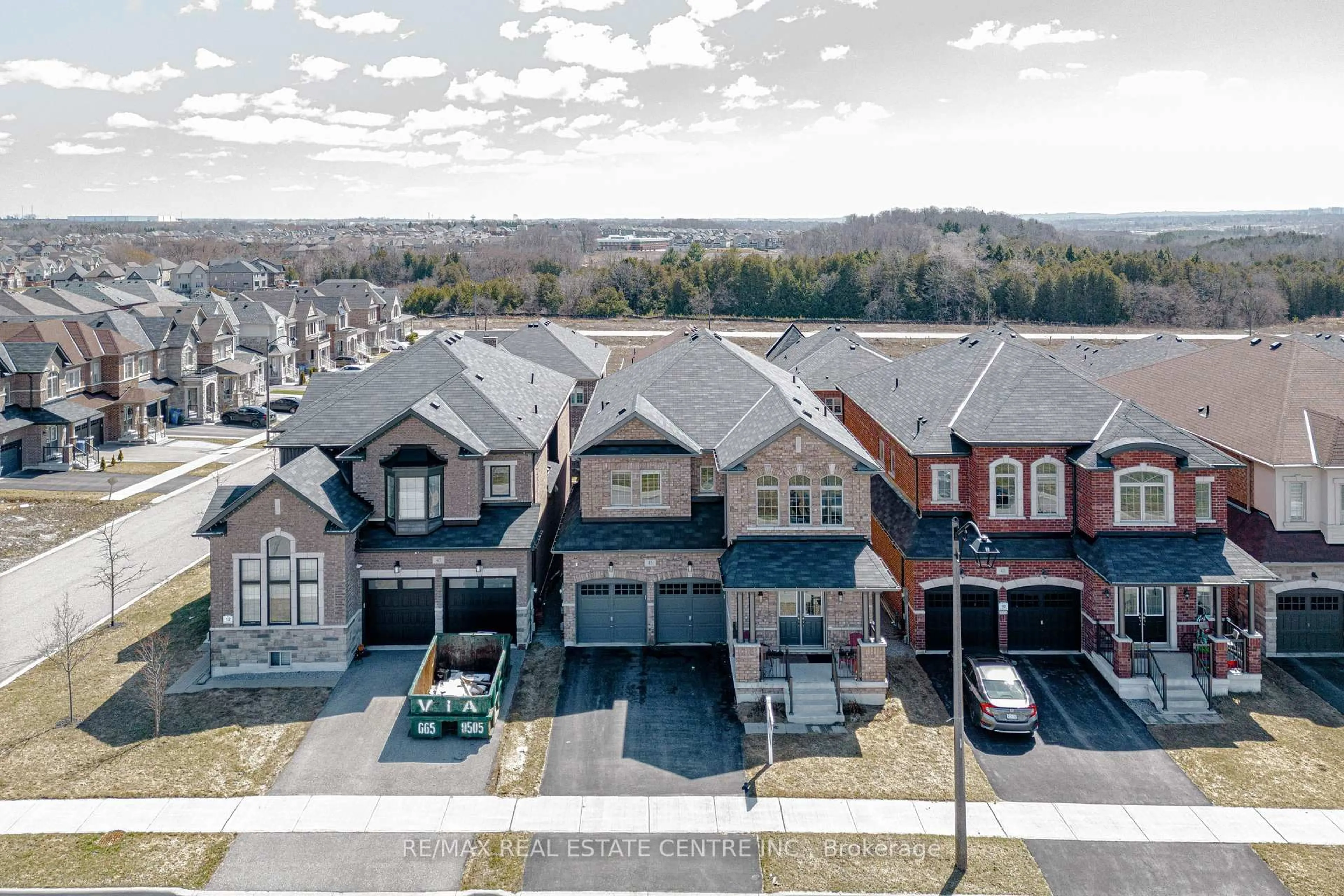 A pic from outside/outdoor area/front of a property/back of a property/a pic from drone, street for 45 Carondale Sq, East Gwillimbury Ontario L9N 0X6