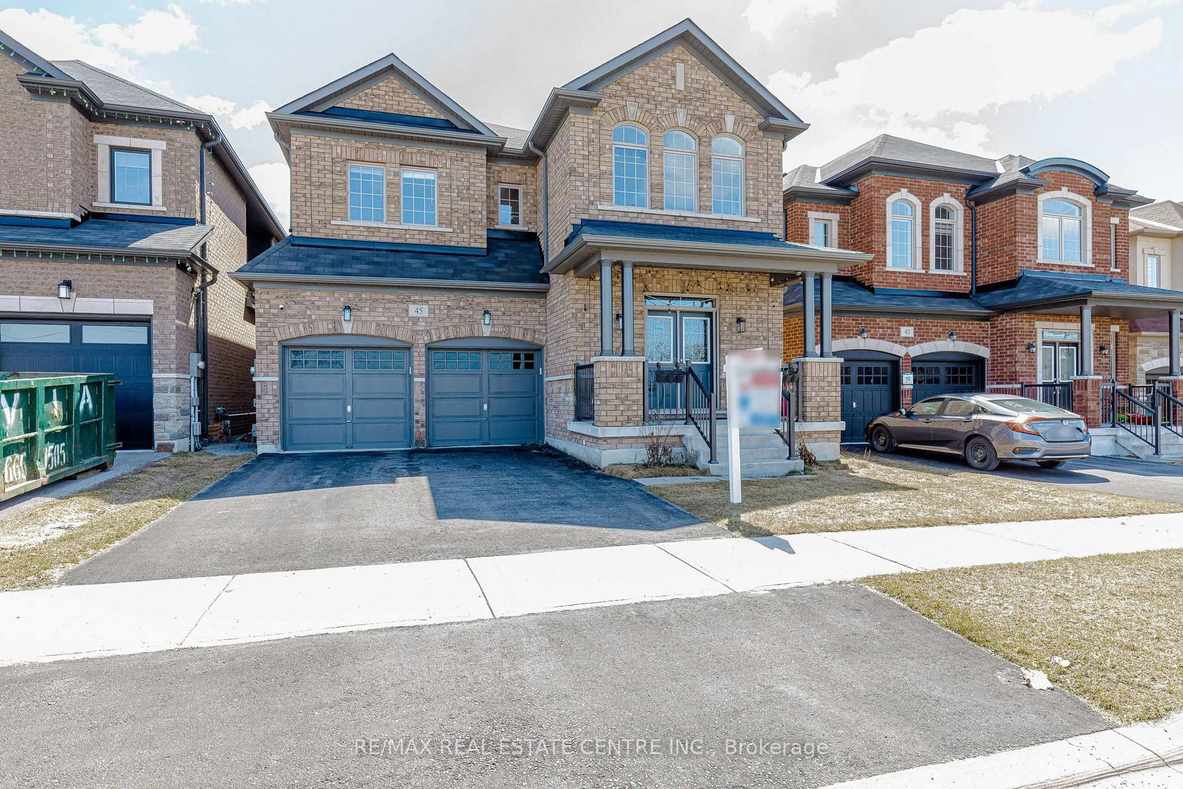 Home with brick exterior material, street for 45 Carondale Sq, East Gwillimbury Ontario L9N 0X6