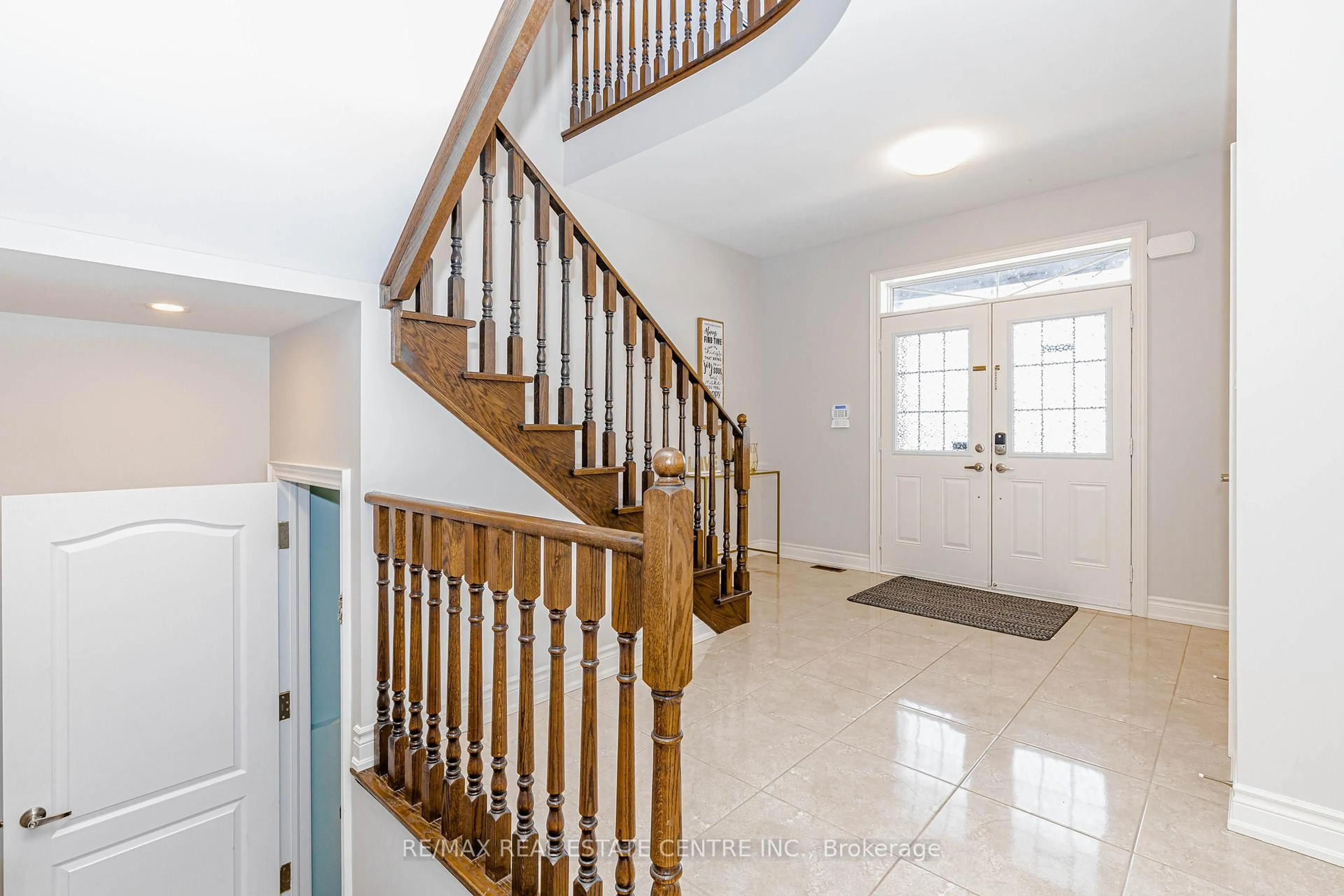 Indoor foyer for 45 Carondale Sq, East Gwillimbury Ontario L9N 0X6