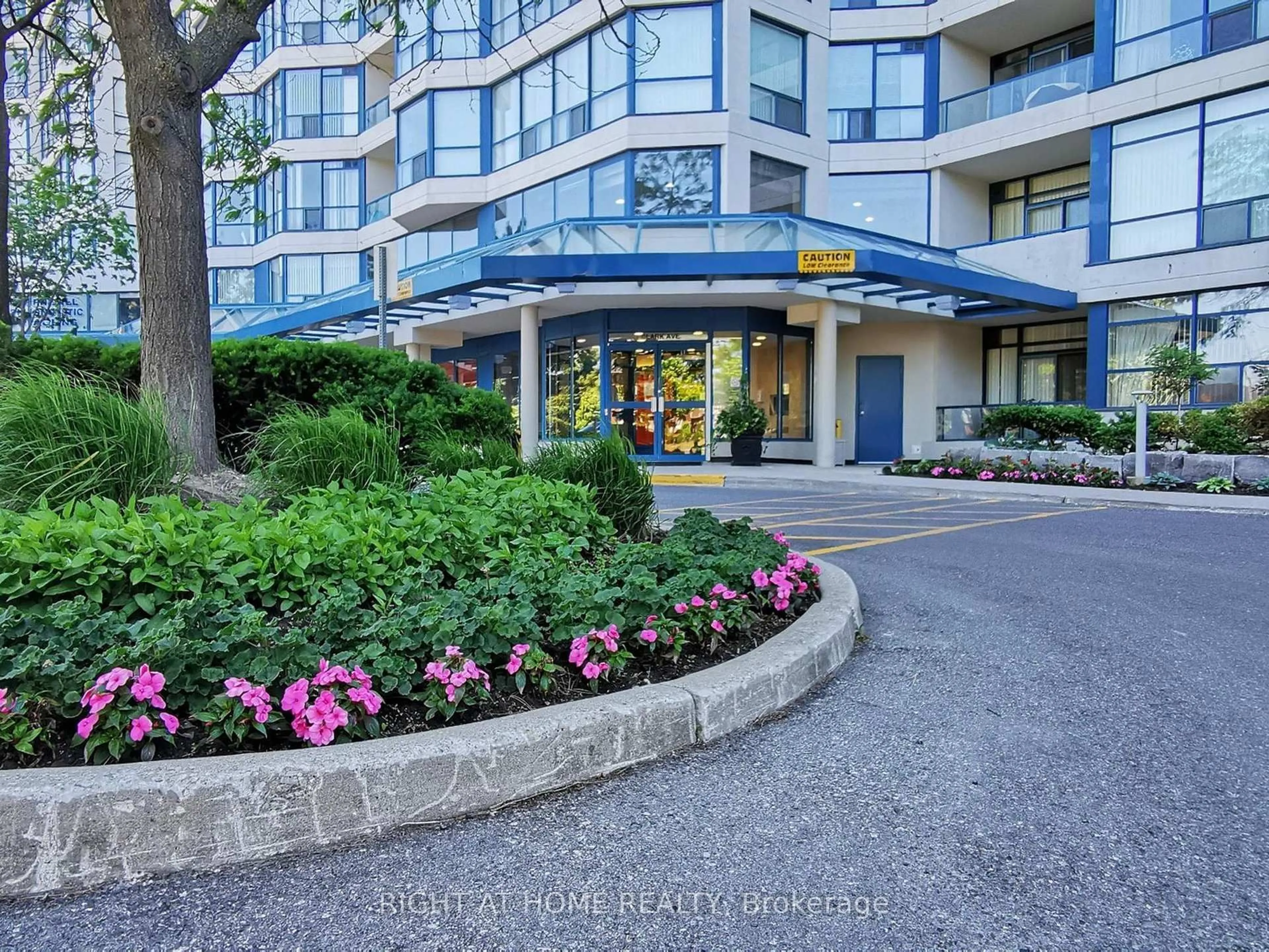 Indoor foyer for 1 Clark Ave #402, Vaughan Ontario L4J 7Y6