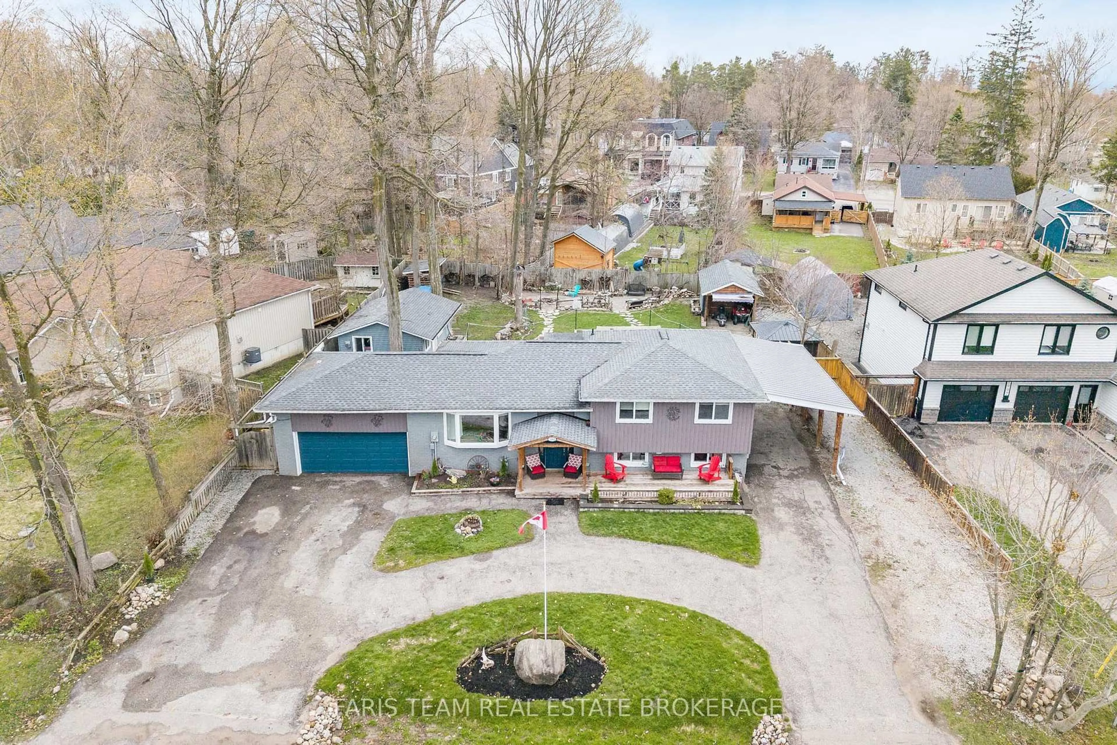 A pic from outside/outdoor area/front of a property/back of a property/a pic from drone, street for 2003 Inglewood Dr, Innisfil Ontario L9S 1Z1