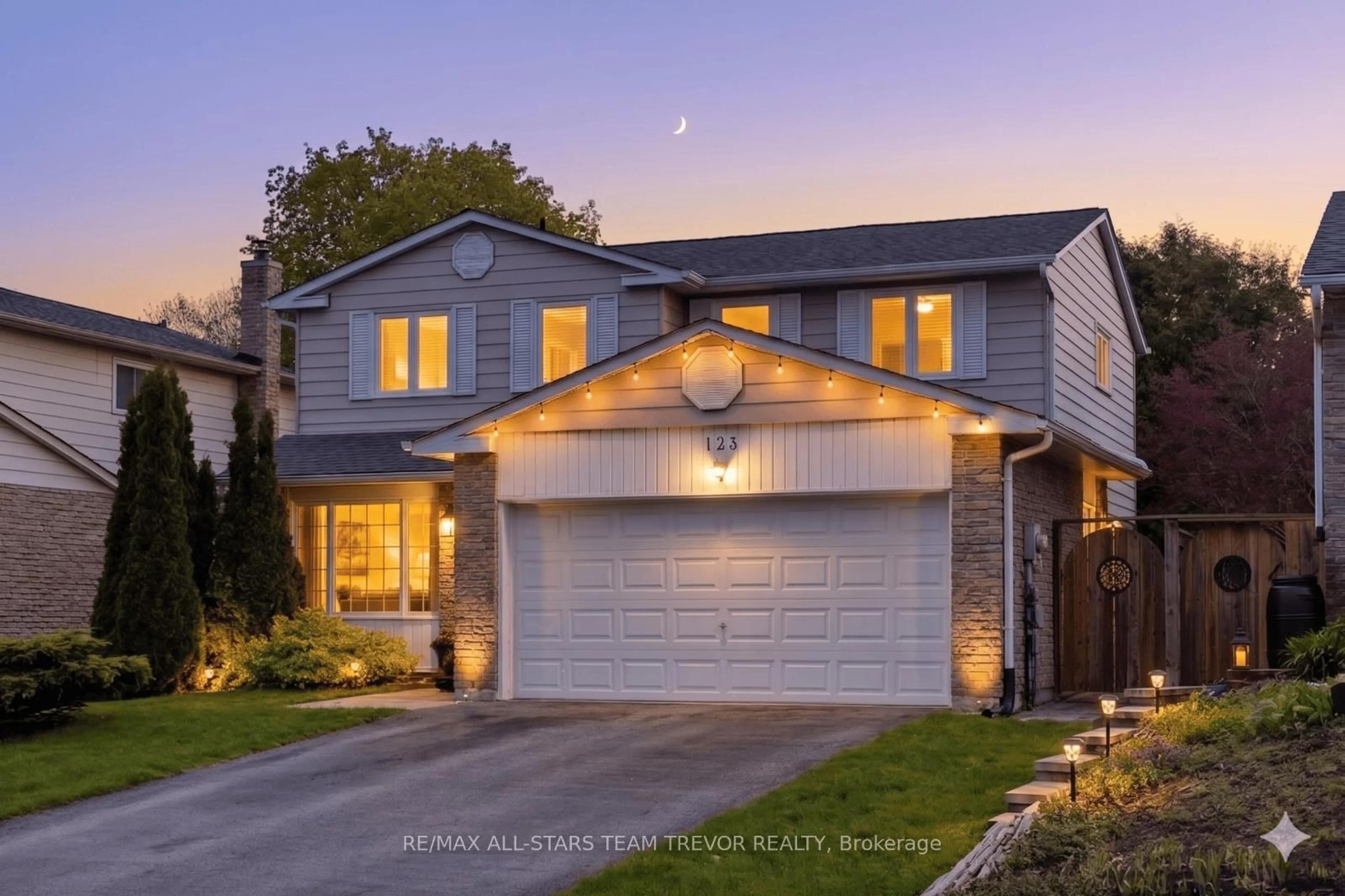 Home with brick exterior material, street for 123 Lowe Blvd, Newmarket Ontario L3Y 5T3
