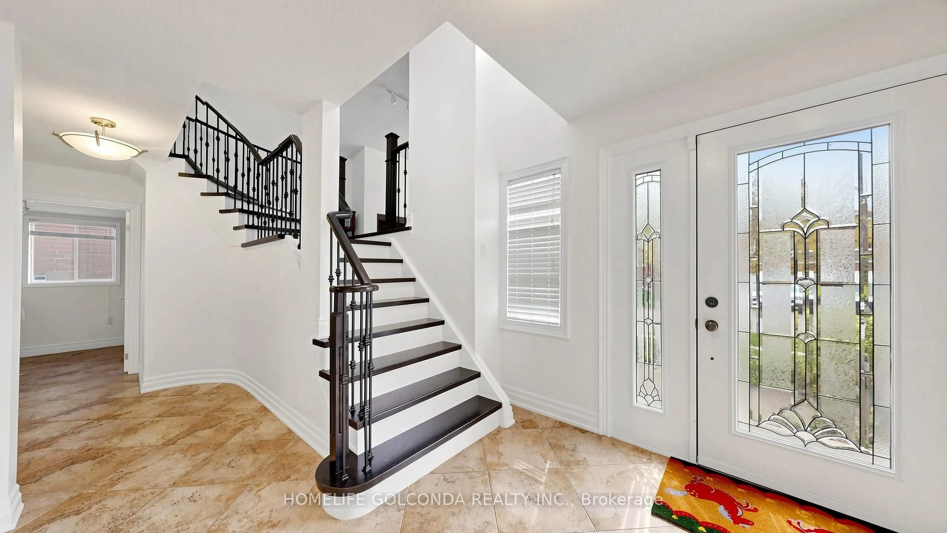 Indoor entryway for 19 Thornbury Circ, Vaughan Ontario L4J 5C1