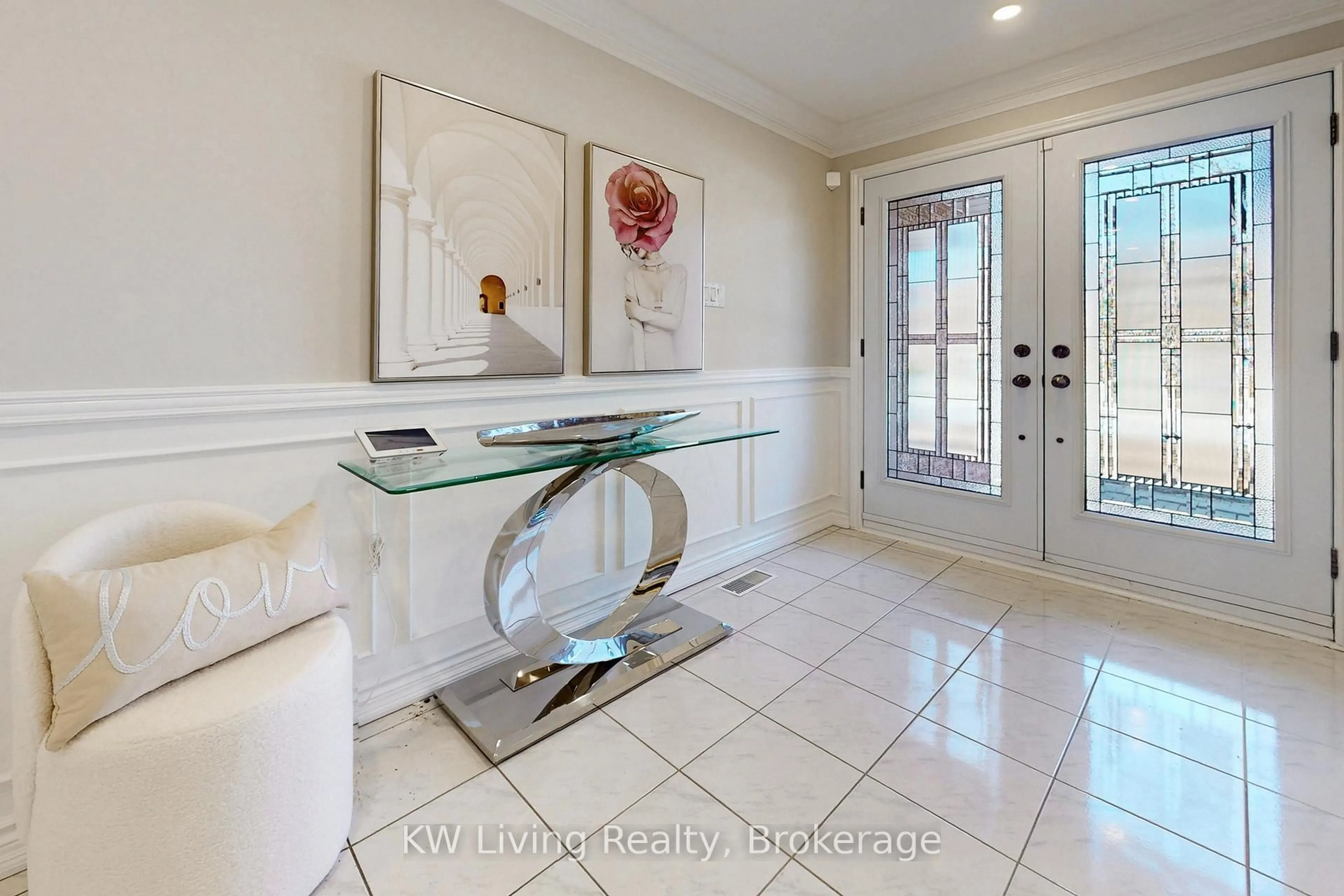 Indoor entryway for 7 Kingmount Cres, Richmond Hill Ontario L4B 3W5