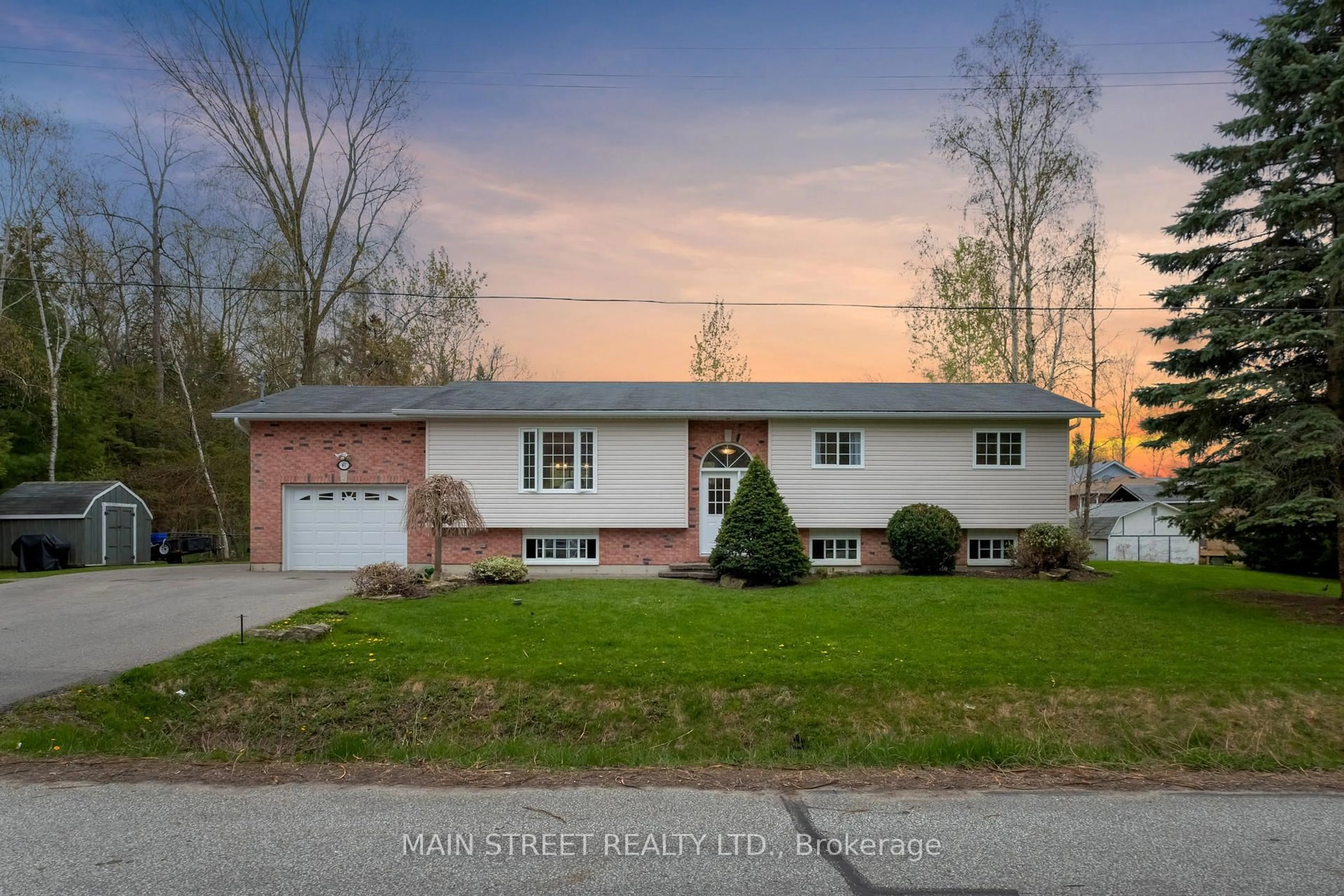 A pic from outside/outdoor area/front of a property/back of a property/a pic from drone, street for 41 Bedford Rd, Georgina Ontario L0E 1R0