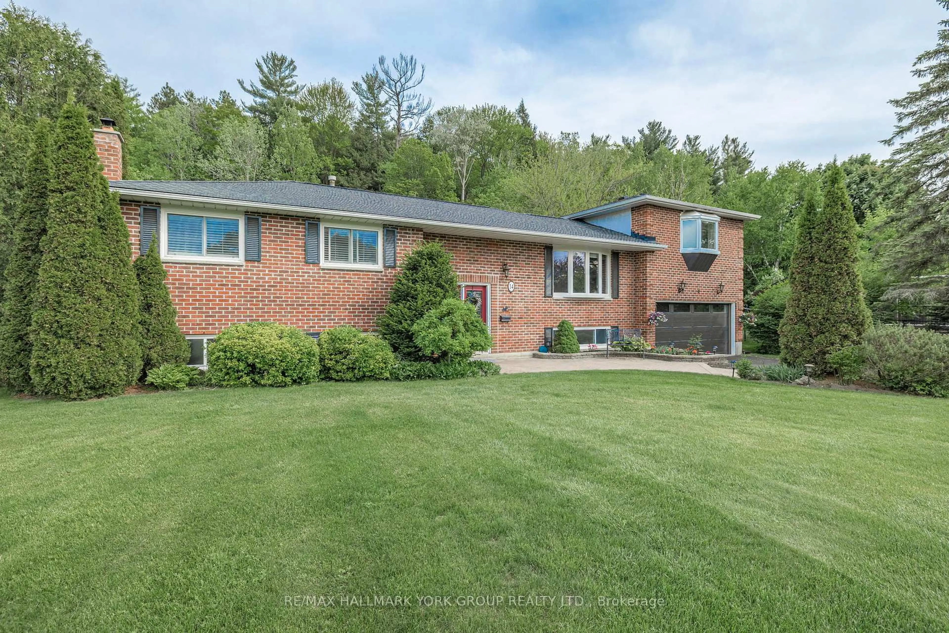Home with brick exterior material, unknown for 14 Anchor Crt, East Gwillimbury Ontario L9N 1G1