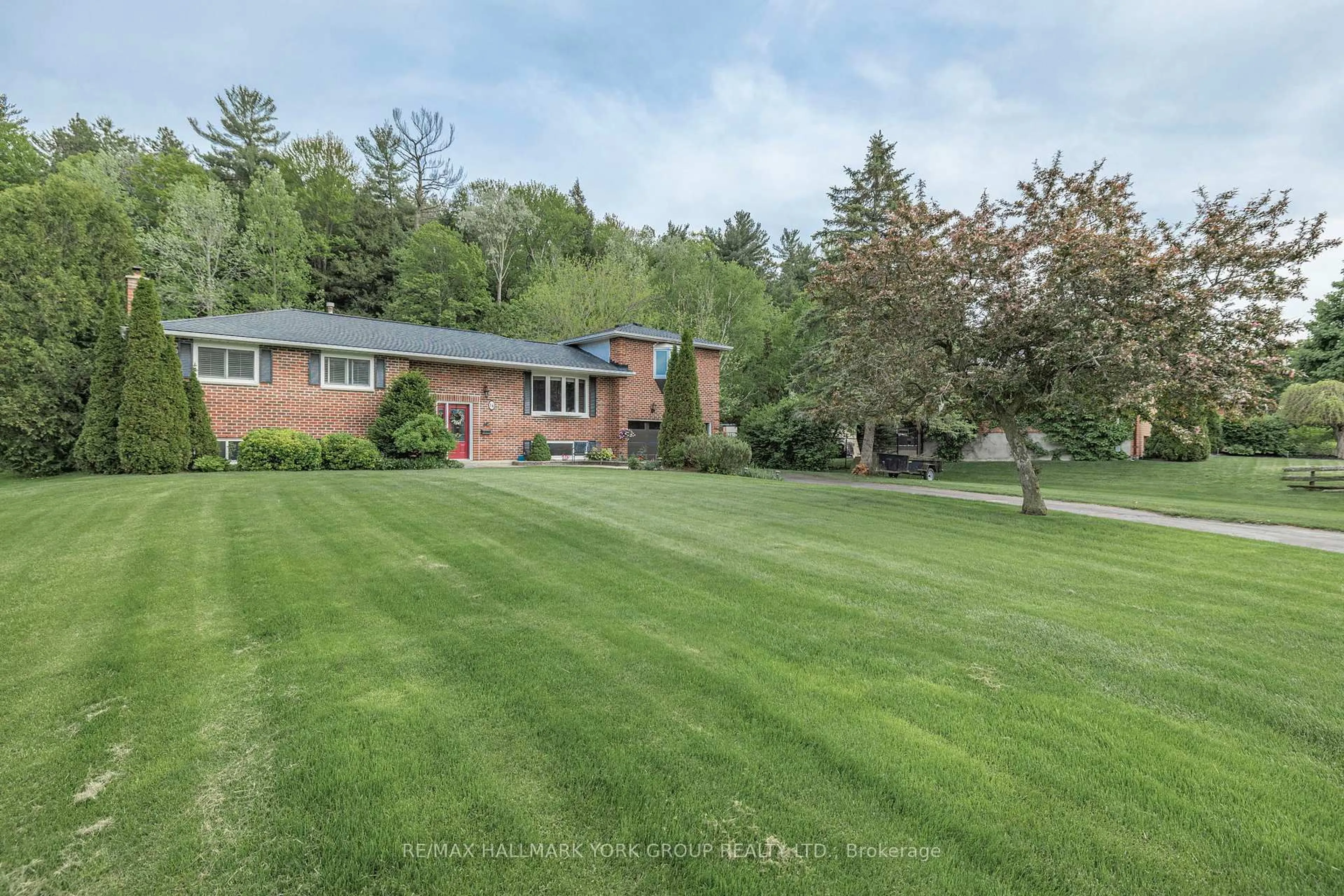 A pic from outside/outdoor area/front of a property/back of a property/a pic from drone, mountain view for 14 Anchor Crt, East Gwillimbury Ontario L9N 1G1