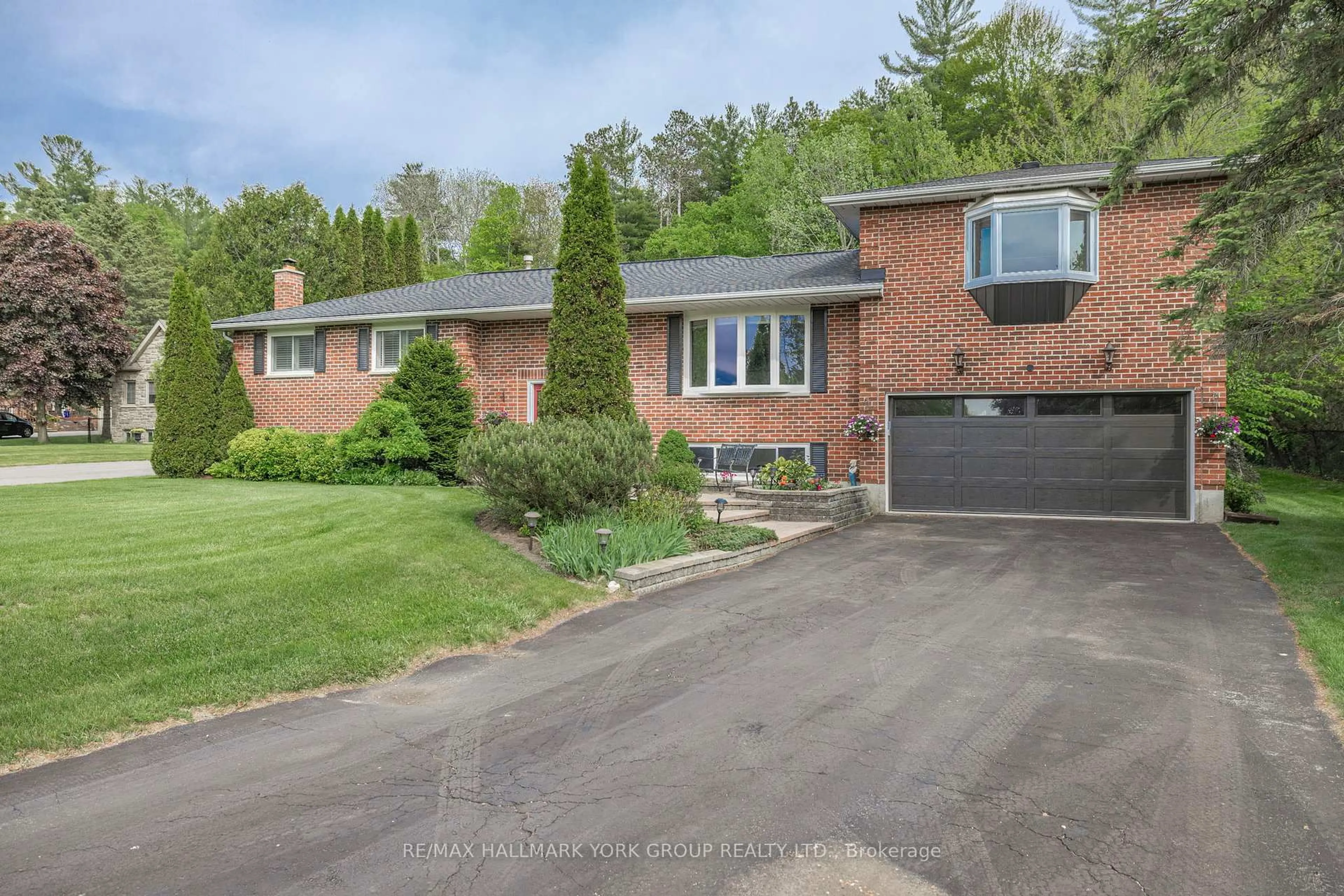 Home with brick exterior material, street for 14 Anchor Crt, East Gwillimbury Ontario L9N 1G1
