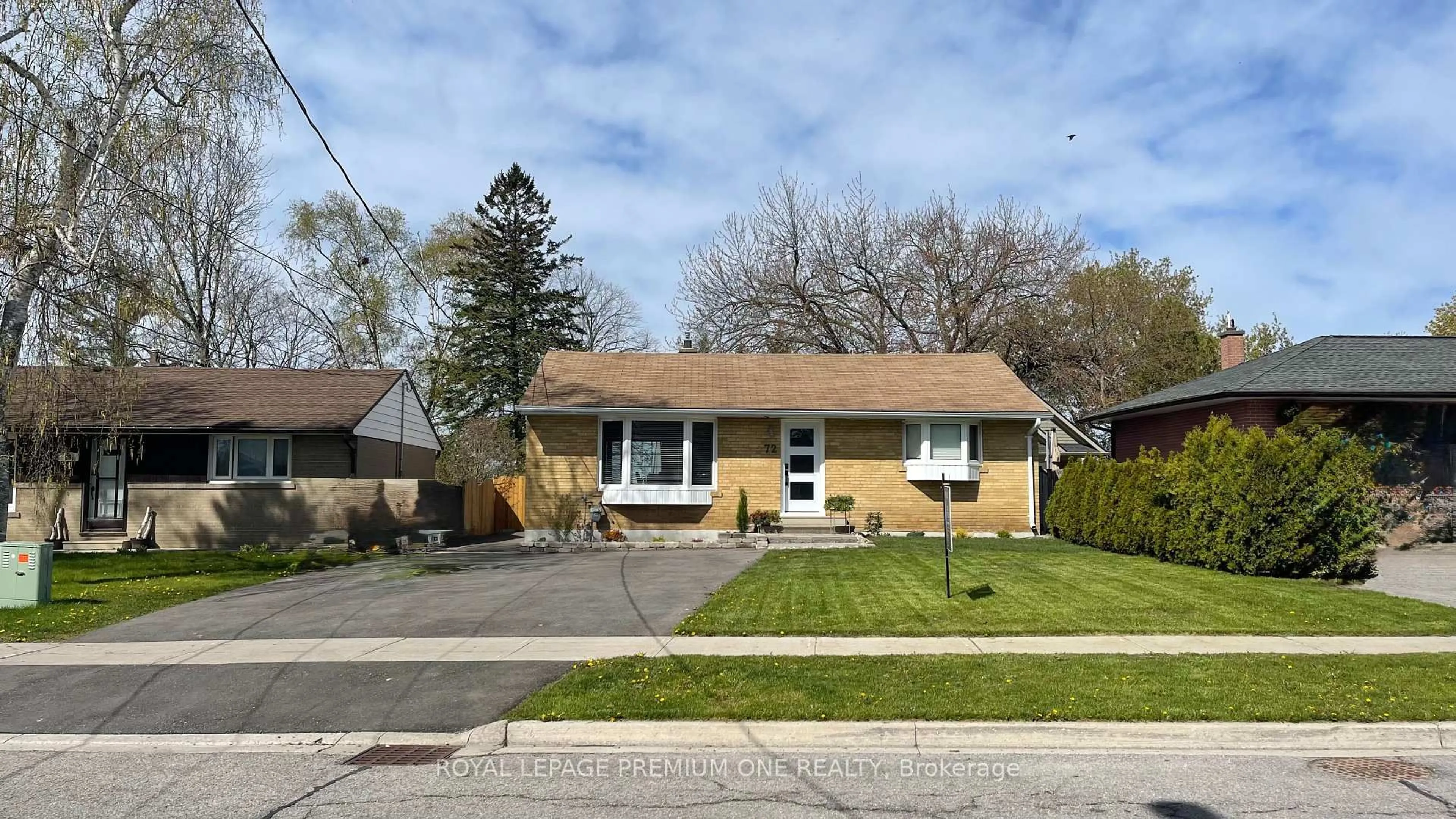 Home with brick exterior material, street for 72 Thornton Ave, Bradford West Gwillimbury Ontario L3Z 1N4