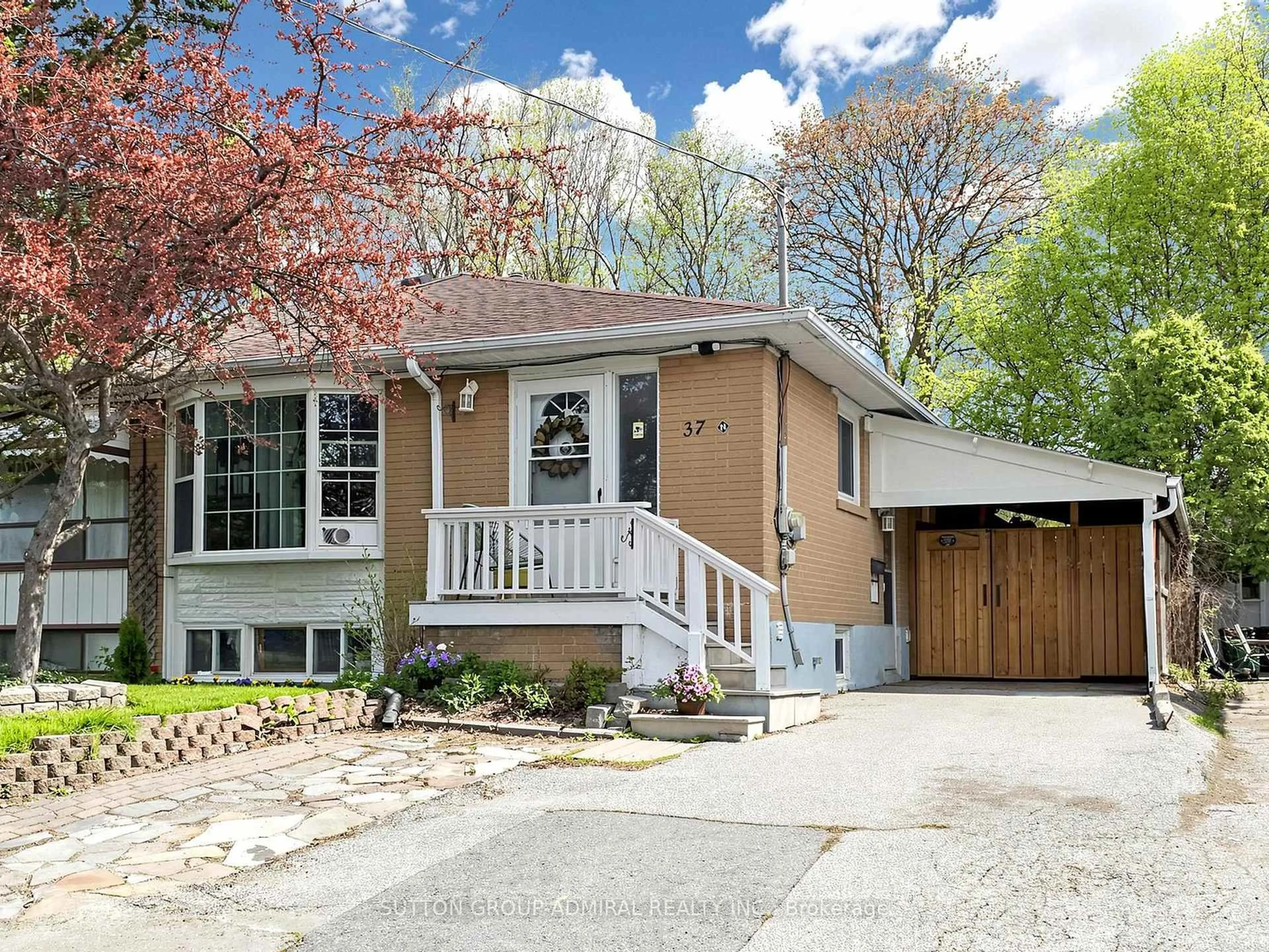 Home with vinyl exterior material, street for 37 Newbury Dr, Newmarket Ontario L3Y 4P9