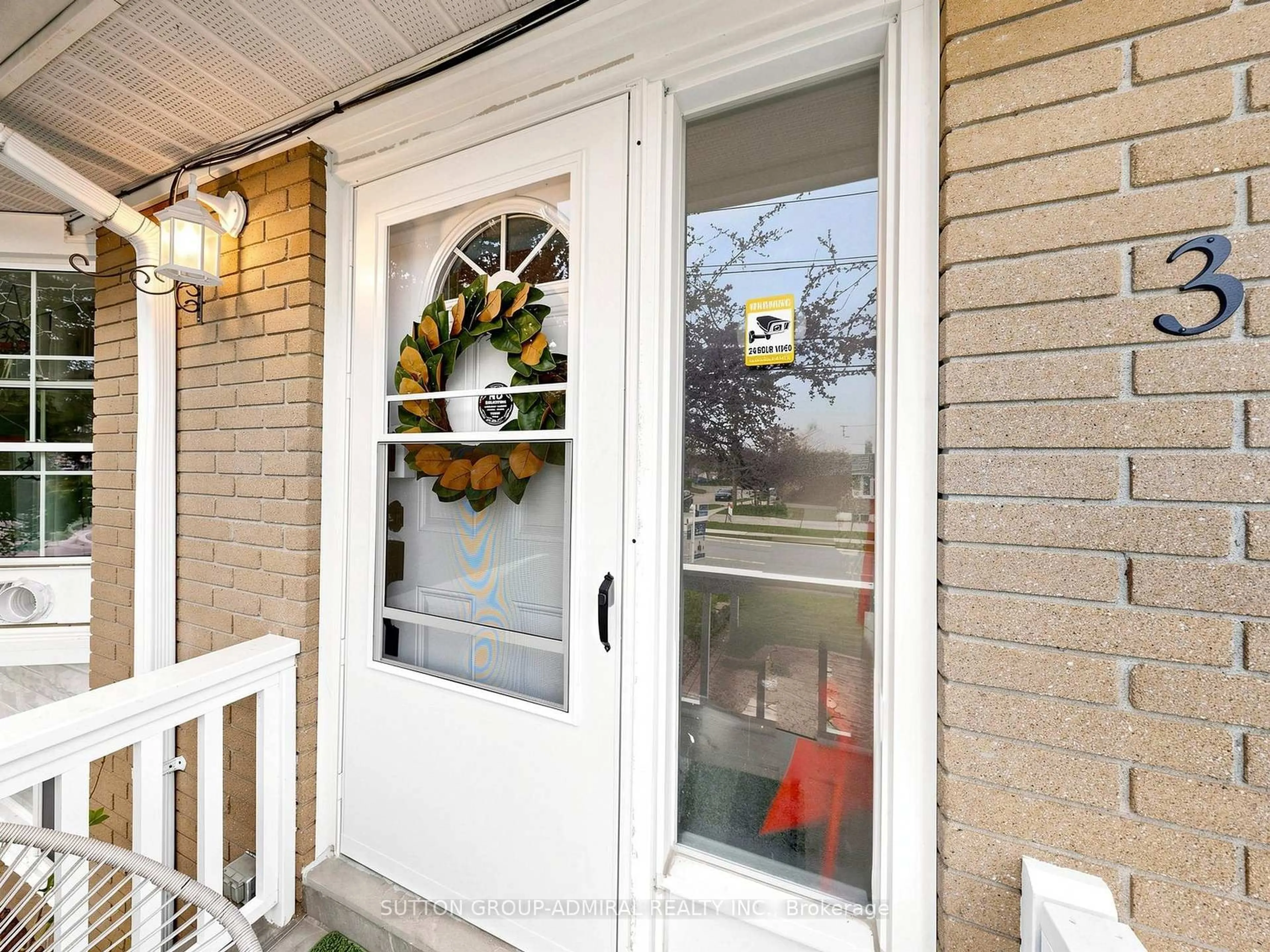 Indoor entryway for 37 Newbury Dr, Newmarket Ontario L3Y 4P9