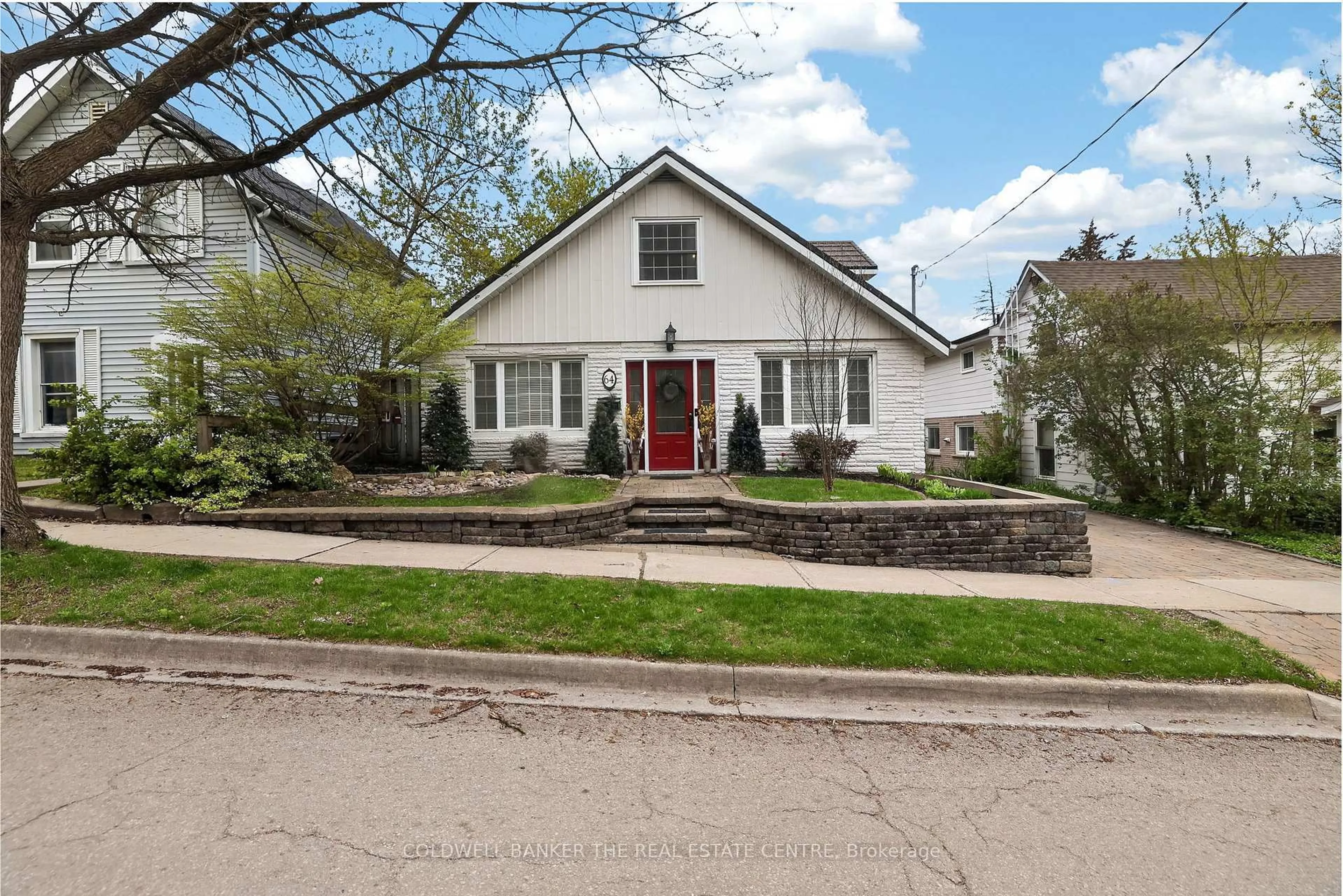 Home with brick exterior material, street for 64 Niagara St, Newmarket Ontario L3Y 4E6