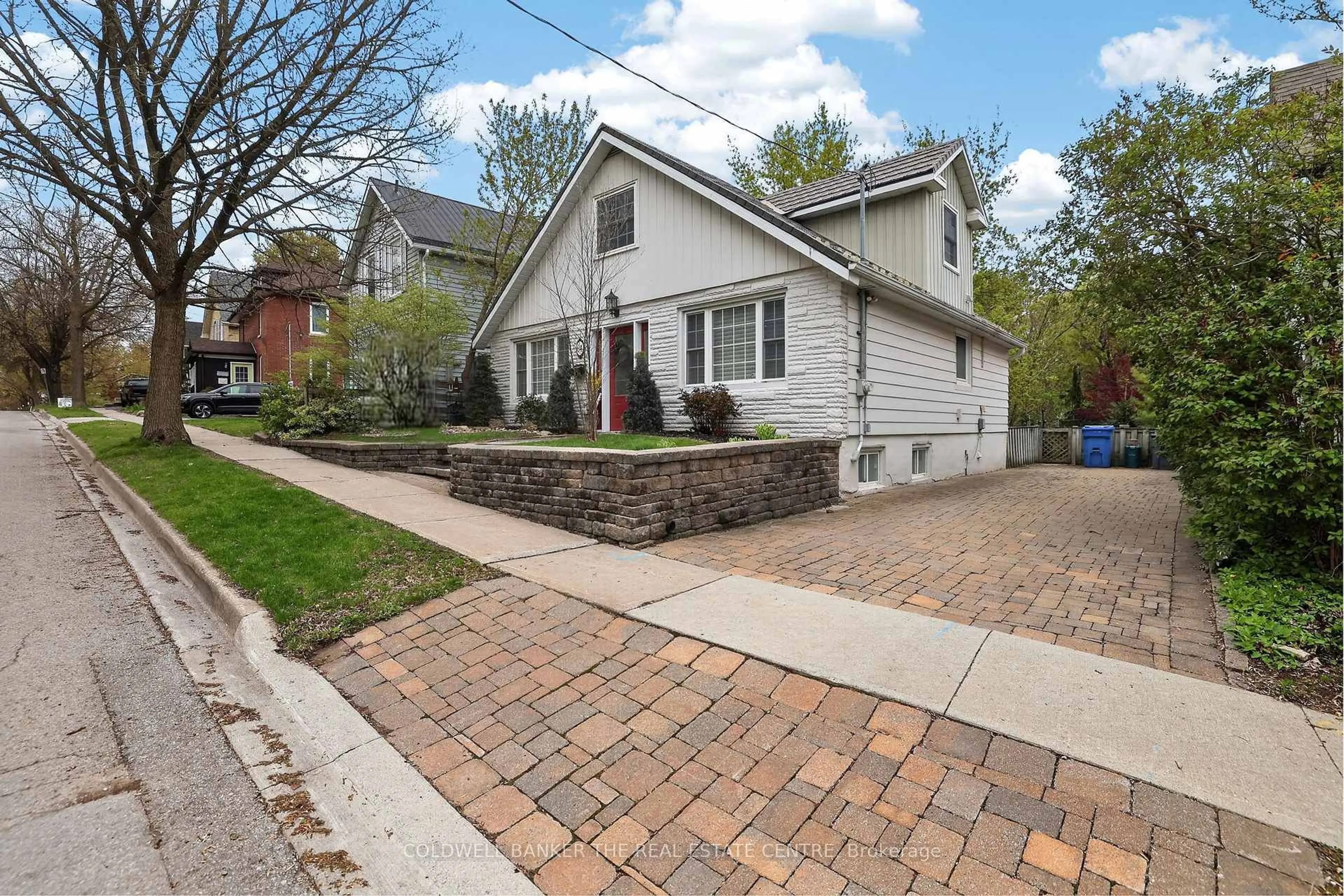 Home with brick exterior material, street for 64 Niagara St, Newmarket Ontario L3Y 4E6