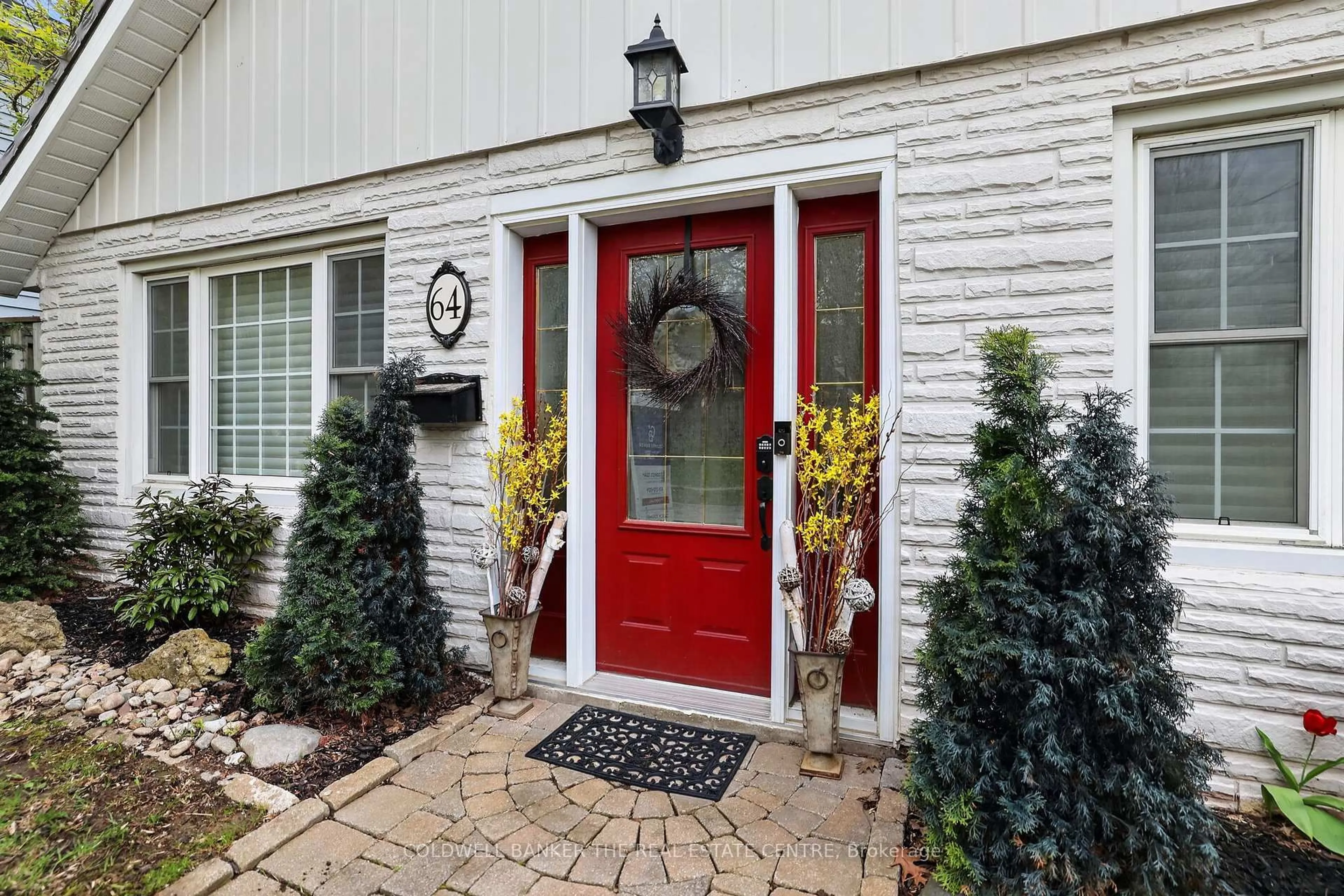 Indoor entryway for 64 Niagara St, Newmarket Ontario L3Y 4E6