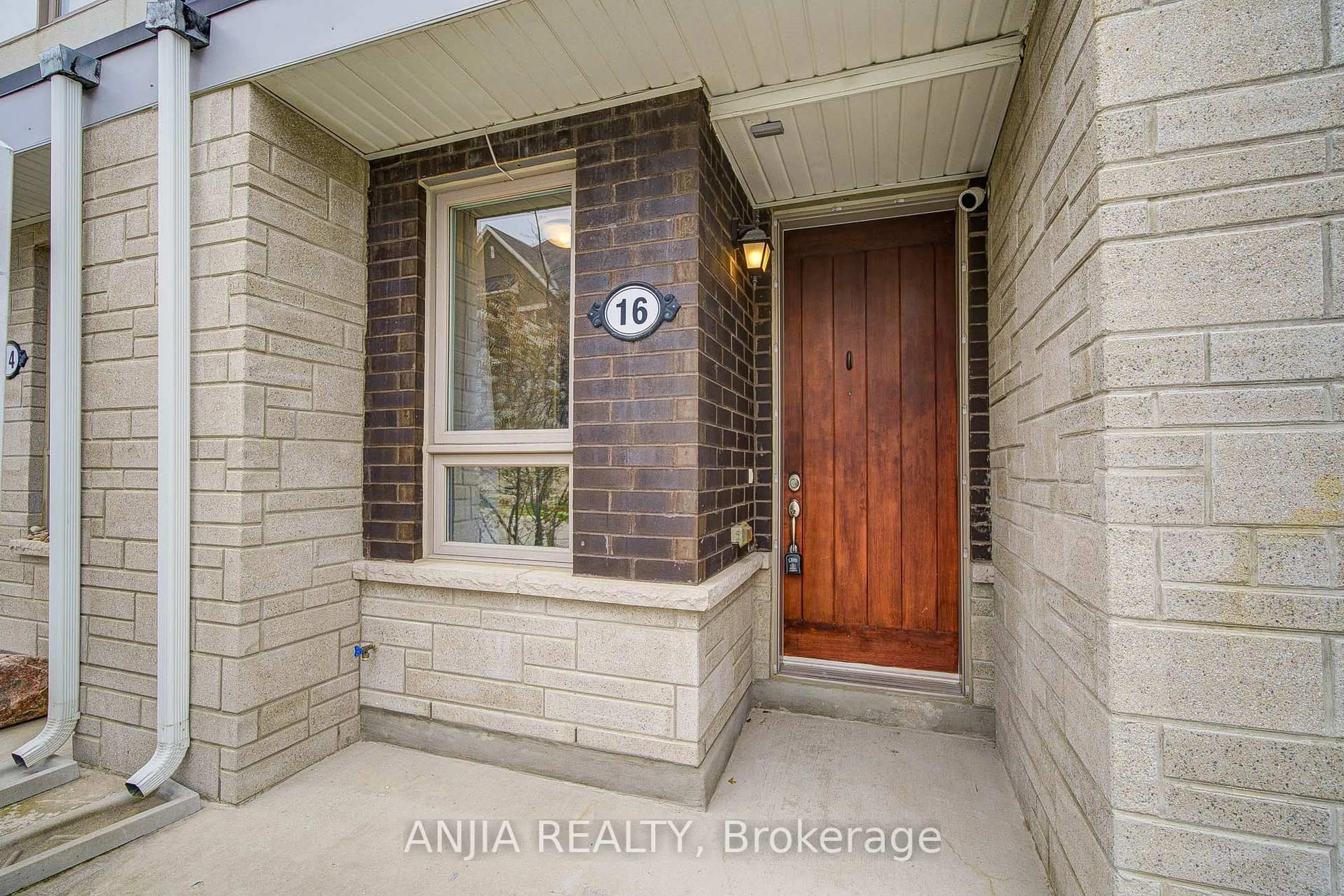 Indoor entryway for 16 Adam Sellers St, Markham Ontario L6B 1N2