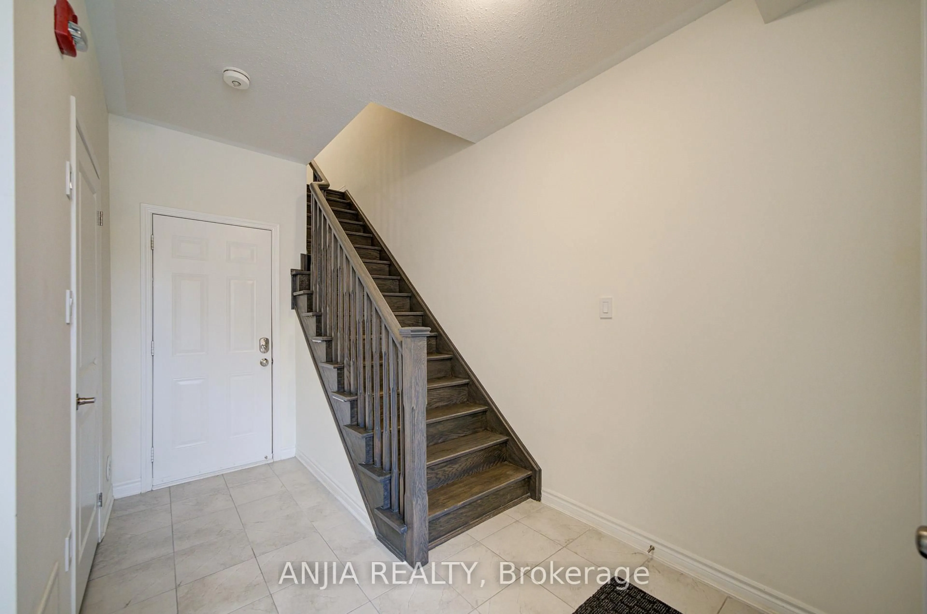 Indoor entryway for 16 Adam Sellers St, Markham Ontario L6B 1N2
