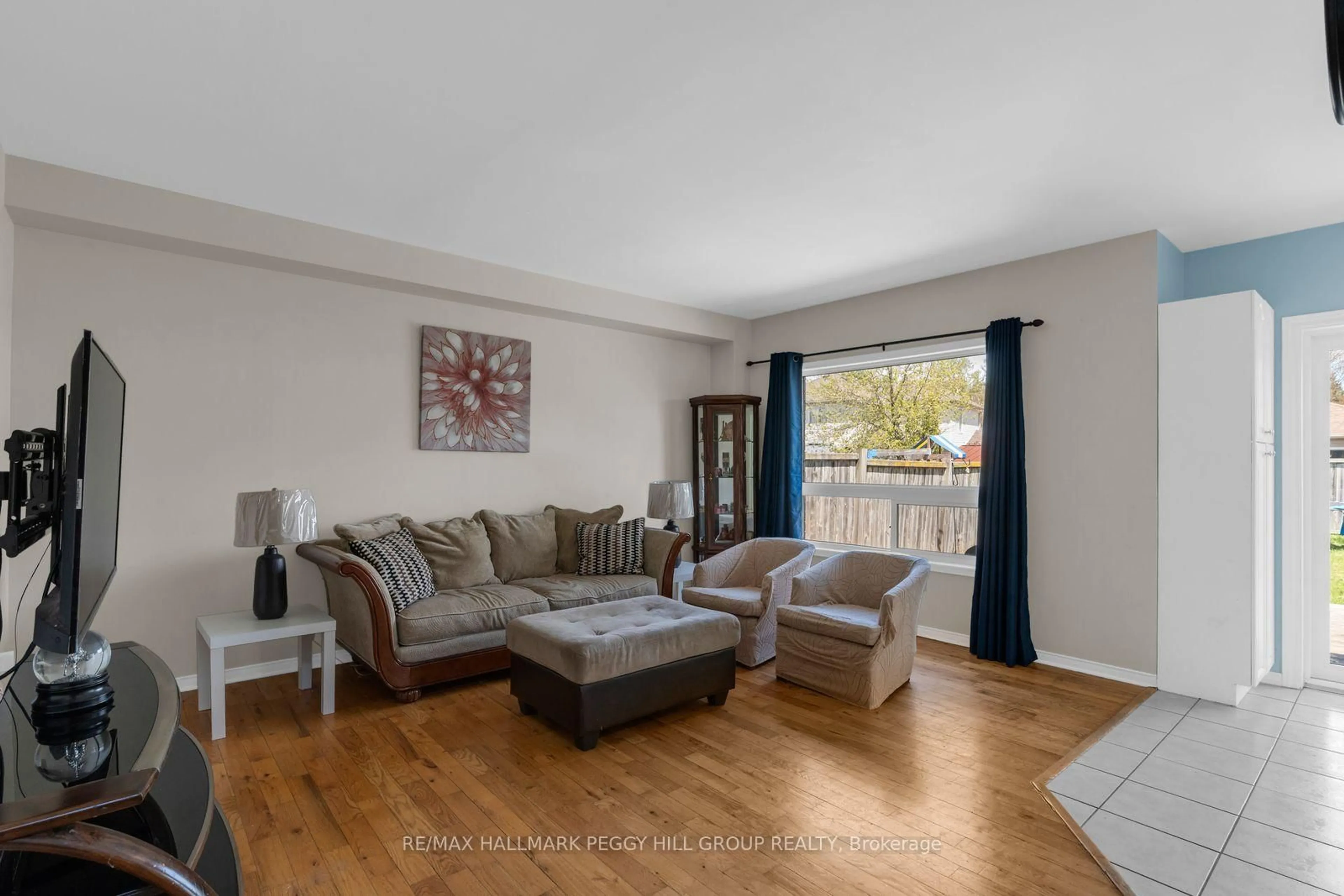 Living room with furniture, unknown for 135 Maplewood Dr, Essa Ontario L3W 0B7