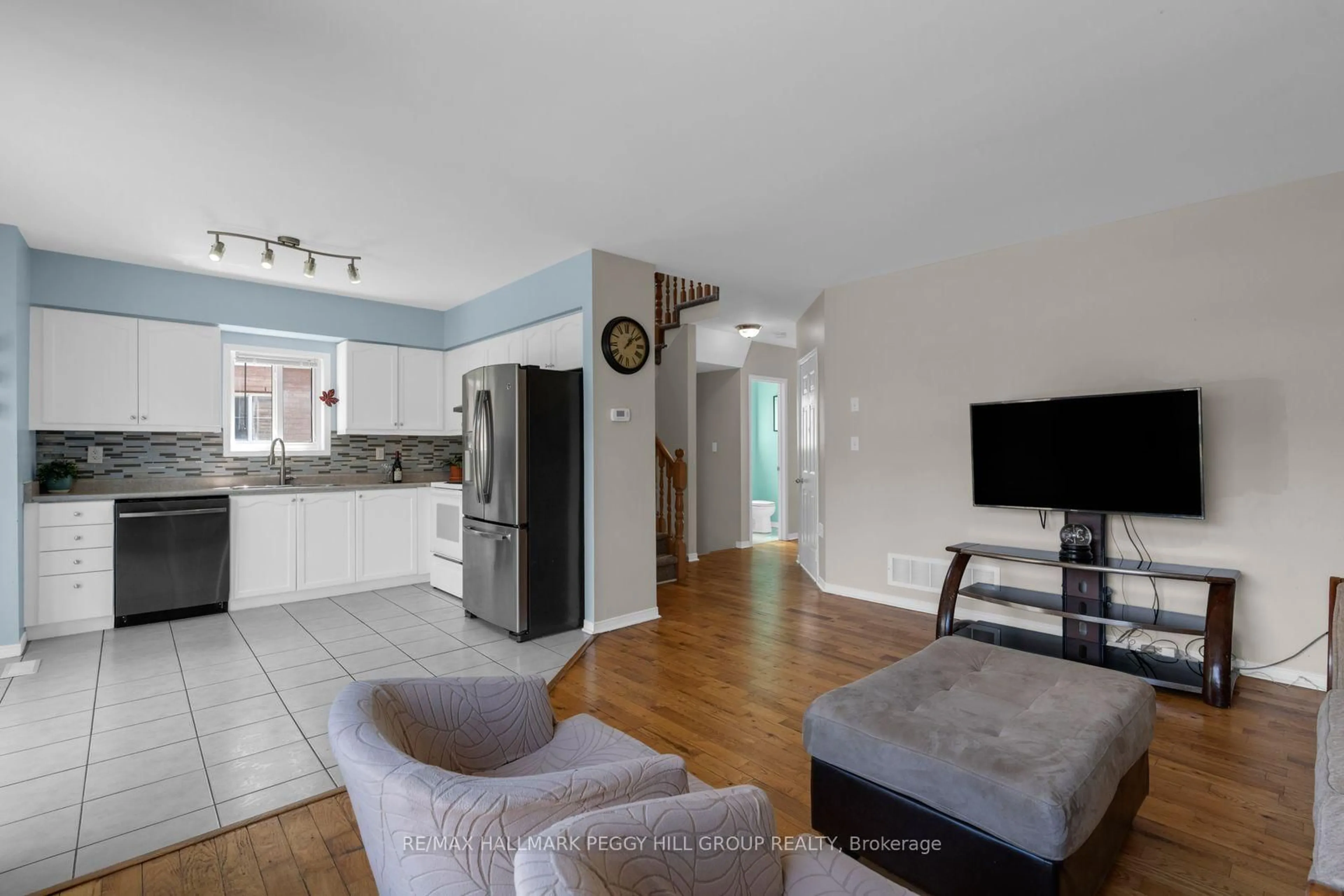 Open concept kitchen, unknown for 135 Maplewood Dr, Essa Ontario L3W 0B7