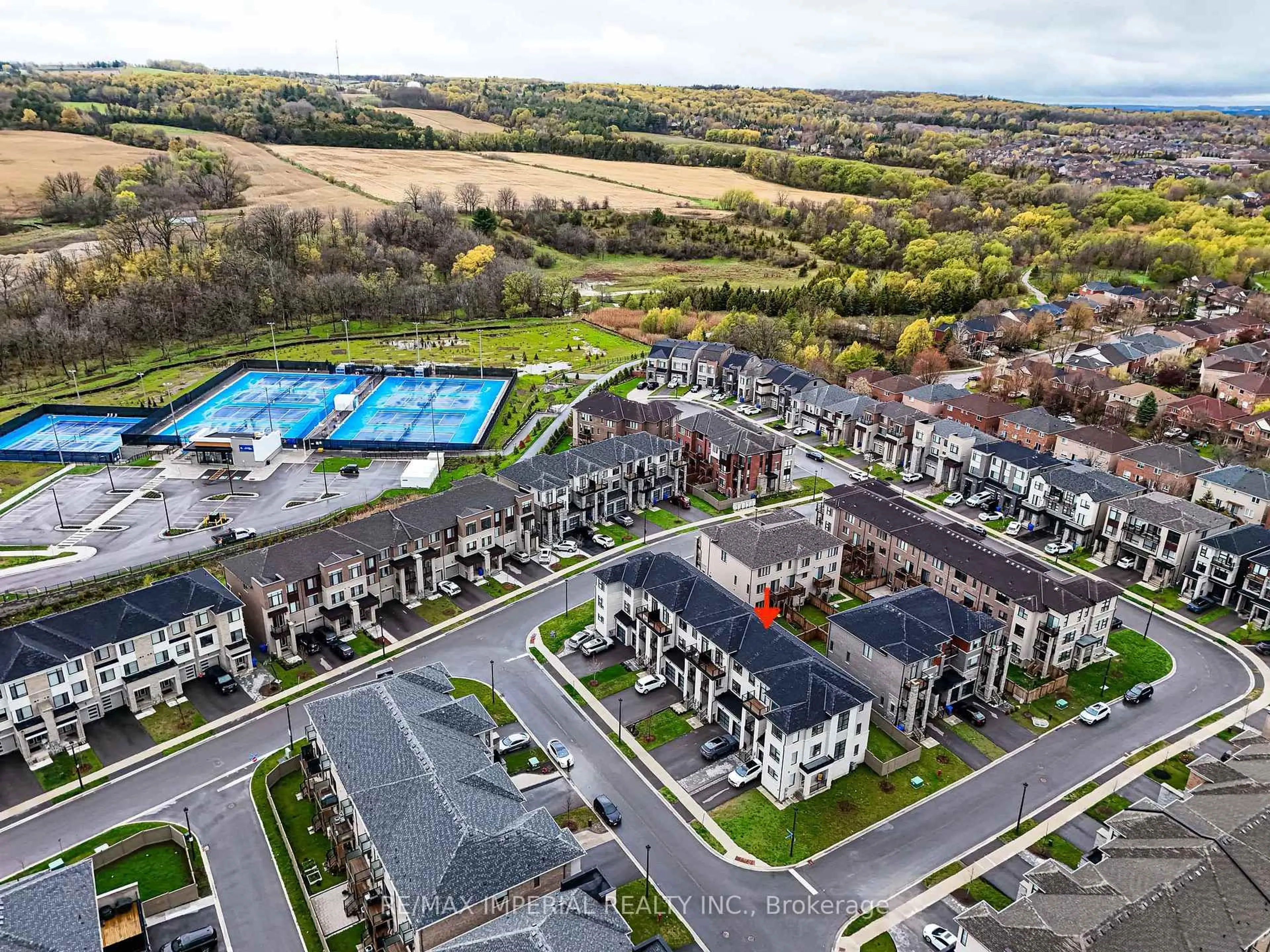 A pic from outside/outdoor area/front of a property/back of a property/a pic from drone, unknown for 242 Vermont Ave, Newmarket Ontario L3X 0M6