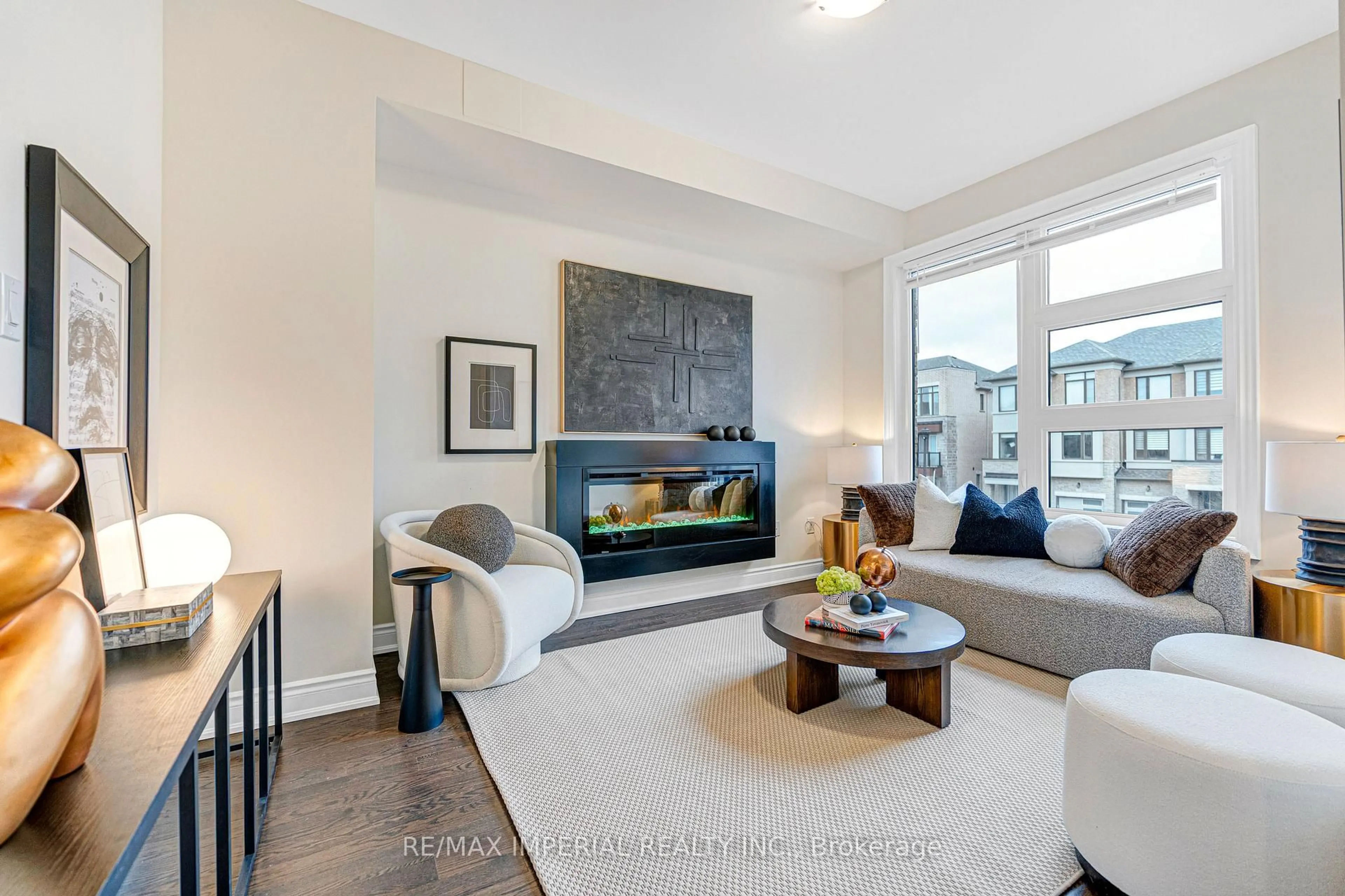 Living room with furniture, unknown for 242 Vermont Ave, Newmarket Ontario L3X 0M6