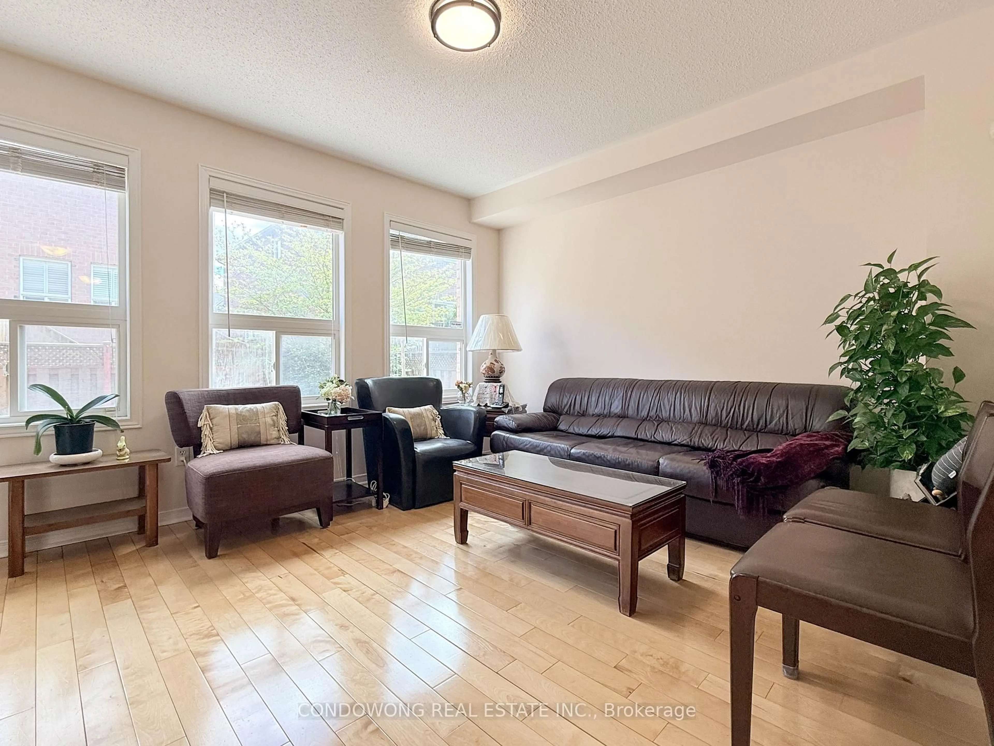 Living room with furniture, wood/laminate floor for 77 Bassett Ave, Richmond Hill Ontario L4B 4J9