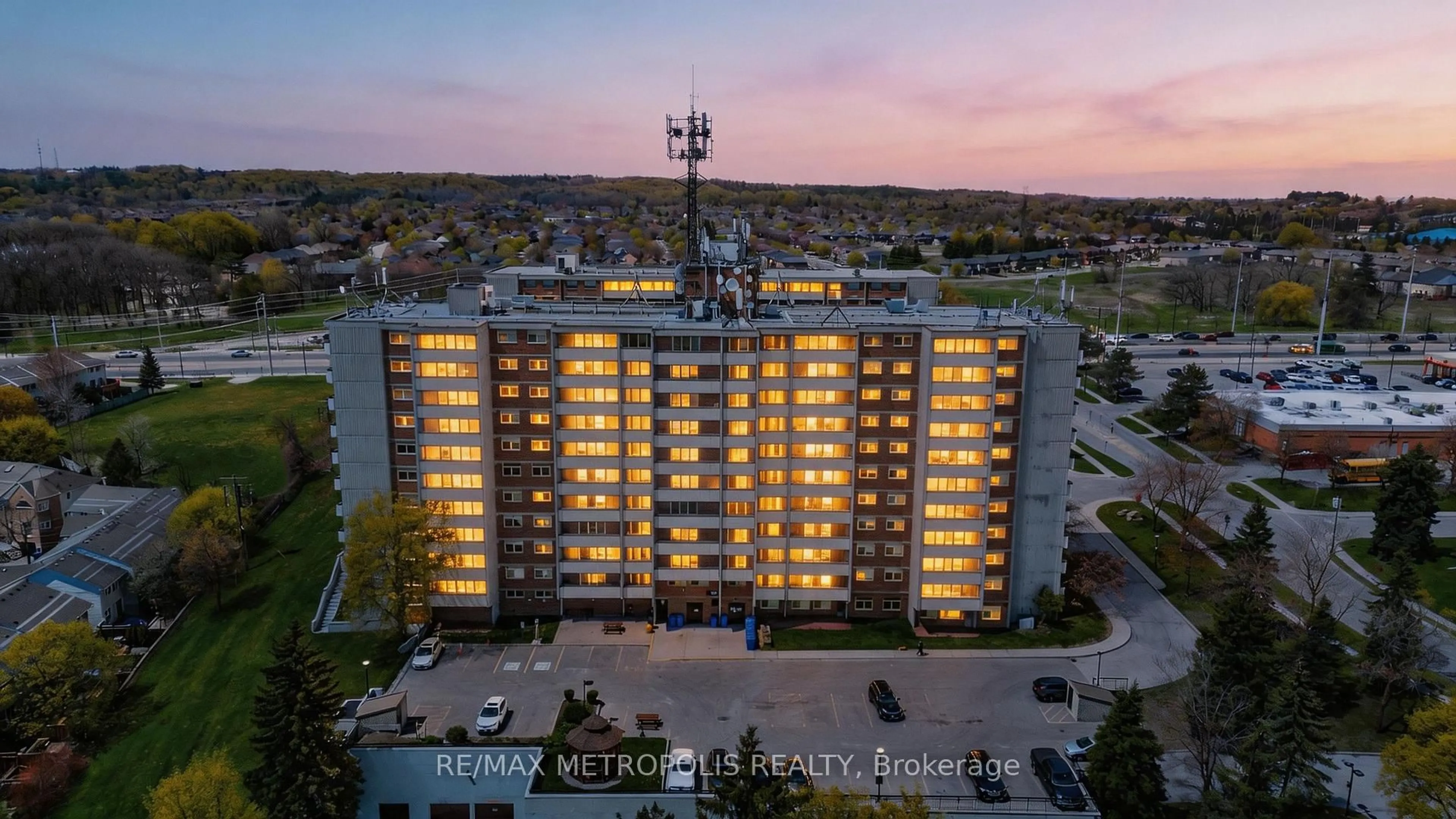 A pic from outside/outdoor area/front of a property/back of a property/a pic from drone, building for 40 William Roe Blvd #1010, Newmarket Ontario L3Y 5N4