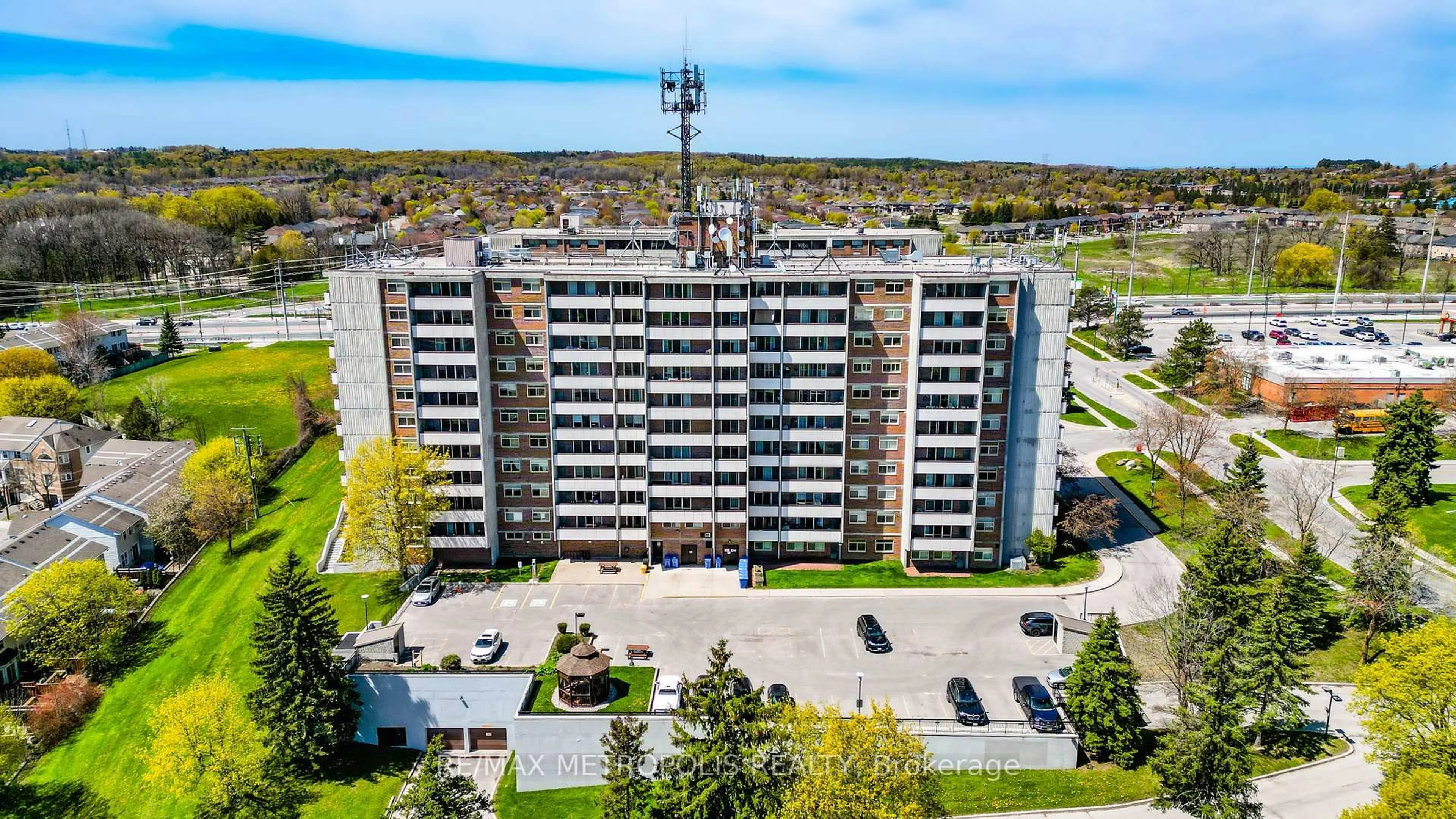 A pic from outside/outdoor area/front of a property/back of a property/a pic from drone, building for 40 William Roe Blvd #1010, Newmarket Ontario L3Y 5N4