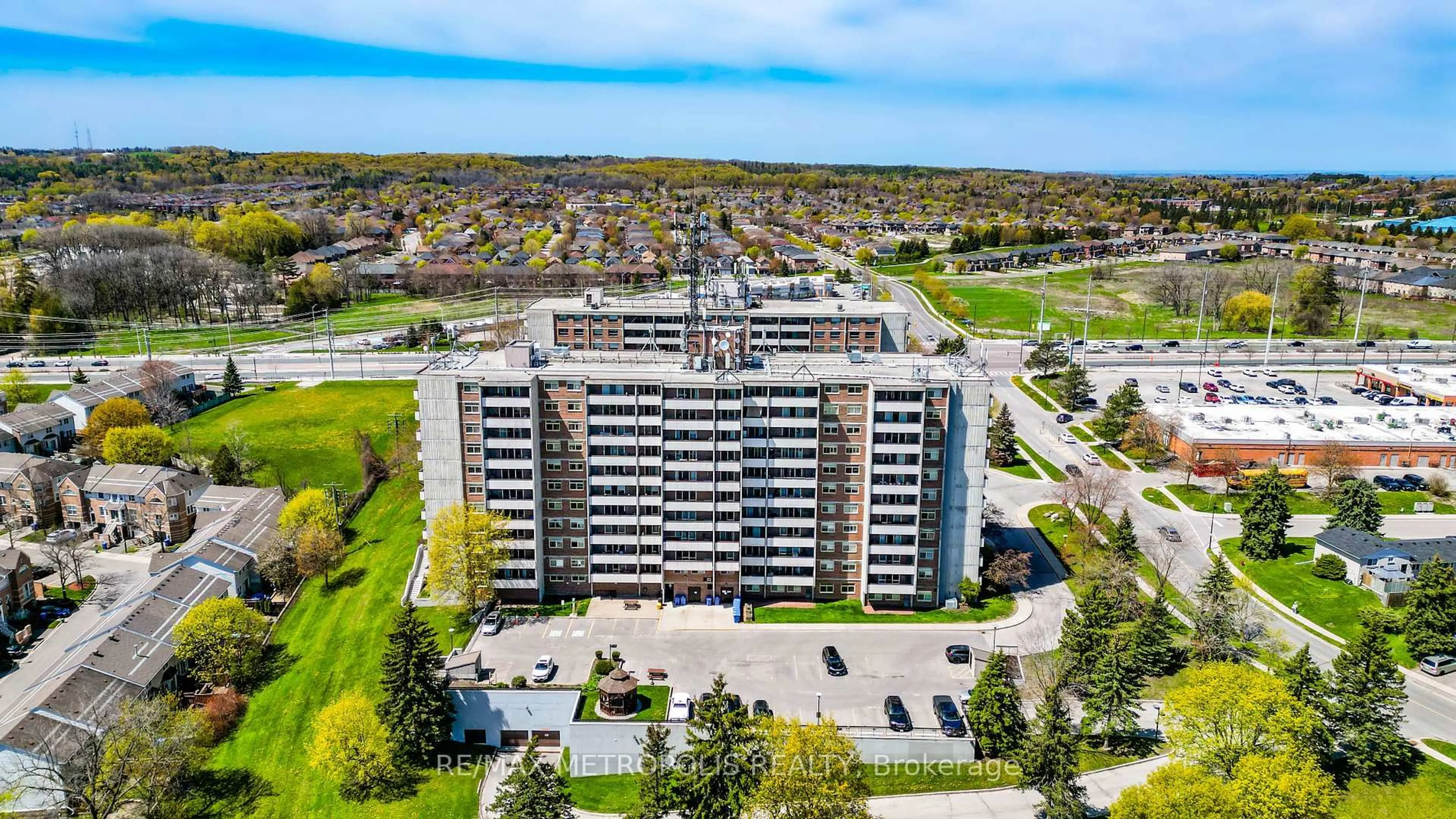 A pic from outside/outdoor area/front of a property/back of a property/a pic from drone, building for 40 William Roe Blvd #1010, Newmarket Ontario L3Y 5N4